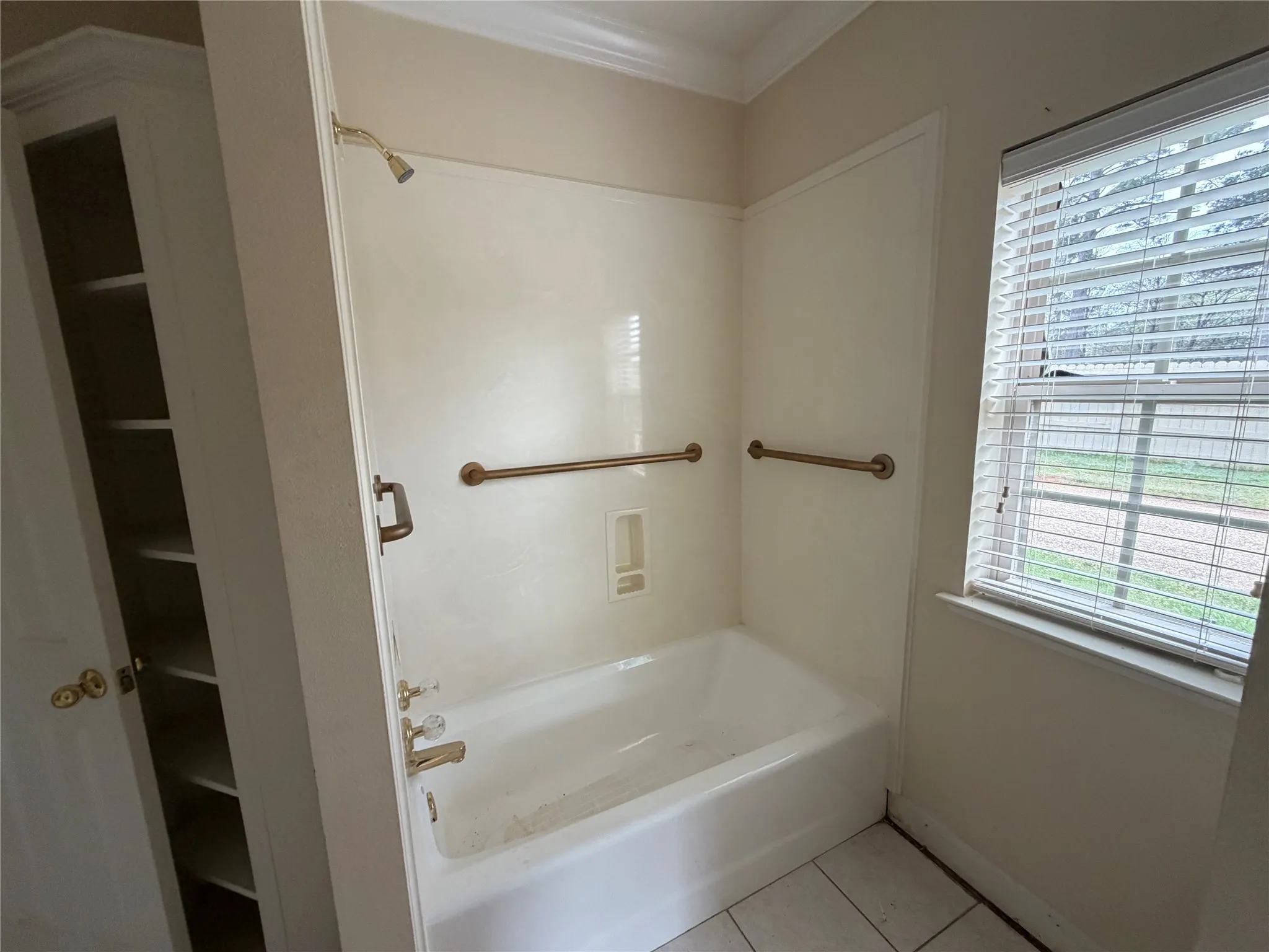 Single Family Residence For Sale in Gregg County , 120 Burton Street, Longview, Texas 75603, 4 Bedroom, 4 Bathroom, 3 Garage spaces, 3,547 Sqft, built in 2001, Price $315,000, mls#21362318, Real Estate Agent in Longview, Homes For Sale in Gregg county, Homes For Sale in Longview, Realtor in Longview Texas, Real Estate Brokerage Independent Realty Texas, Luminita Cordes Realtor