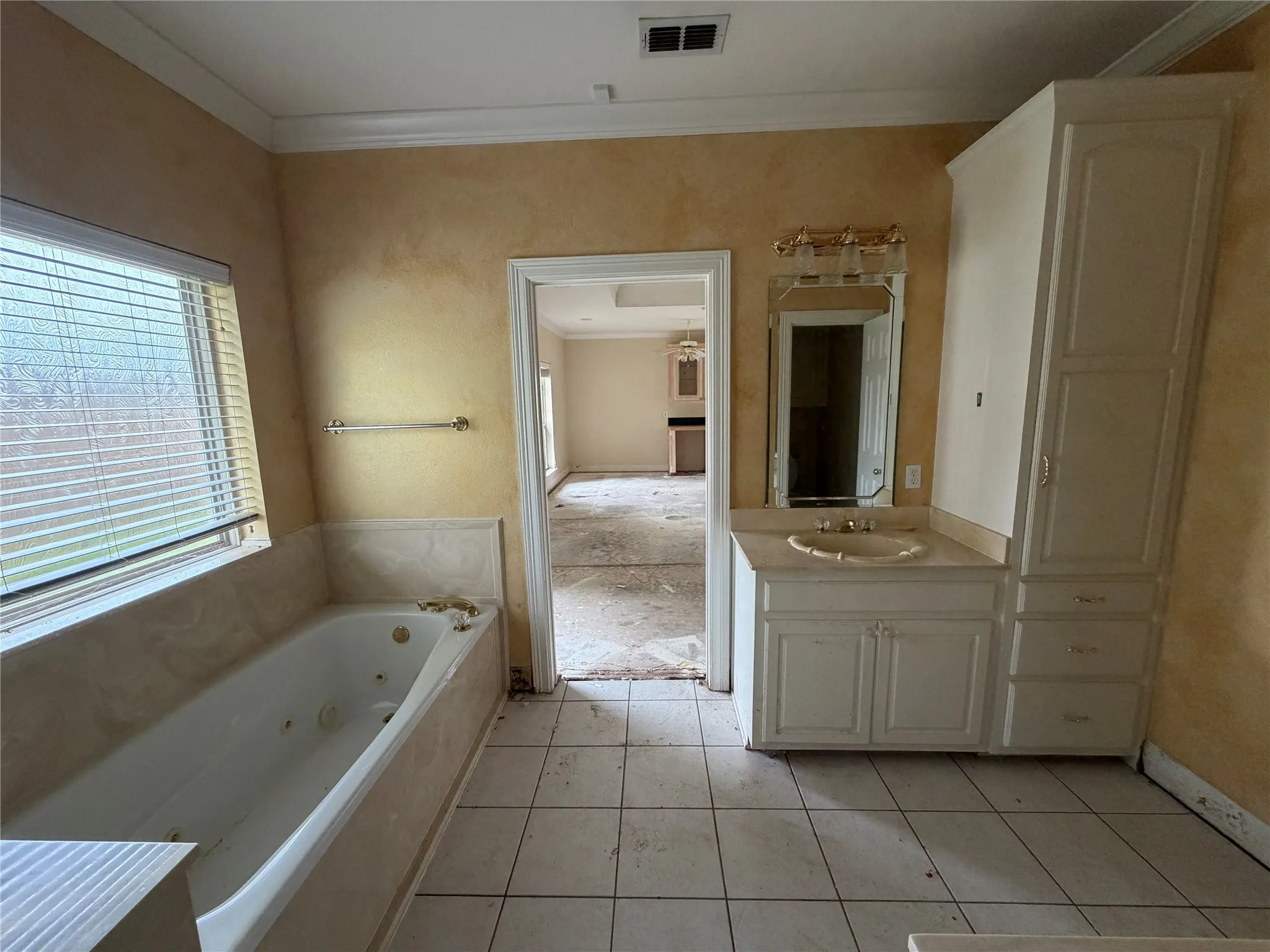 Single Family Residence For Sale in Gregg County , 120 Burton Street, Longview, Texas 75603, 4 Bedroom, 4 Bathroom, 3 Garage spaces, 3,547 Sqft, built in 2001, Price $315,000, mls#21362318, Real Estate Agent in Longview, Homes For Sale in Gregg county, Homes For Sale in Longview, Realtor in Longview Texas, Real Estate Brokerage Independent Realty Texas, Luminita Cordes Realtor
