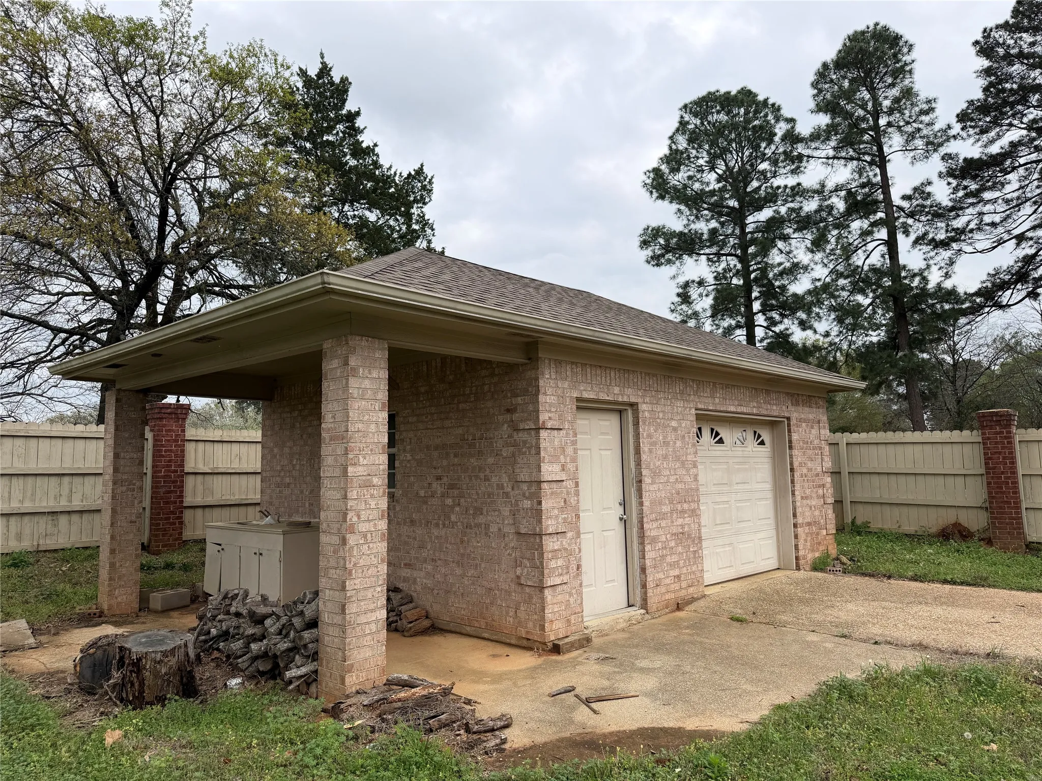 Single Family Residence For Sale in Gregg County , 120 Burton Street, Longview, Texas 75603, 4 Bedroom, 4 Bathroom, 3 Garage spaces, 3,547 Sqft, built in 2001, Price $315,000, mls#21362318, Real Estate Agent in Longview, Homes For Sale in Gregg county, Homes For Sale in Longview, Realtor in Longview Texas, Real Estate Brokerage Independent Realty Texas, Luminita Cordes Realtor