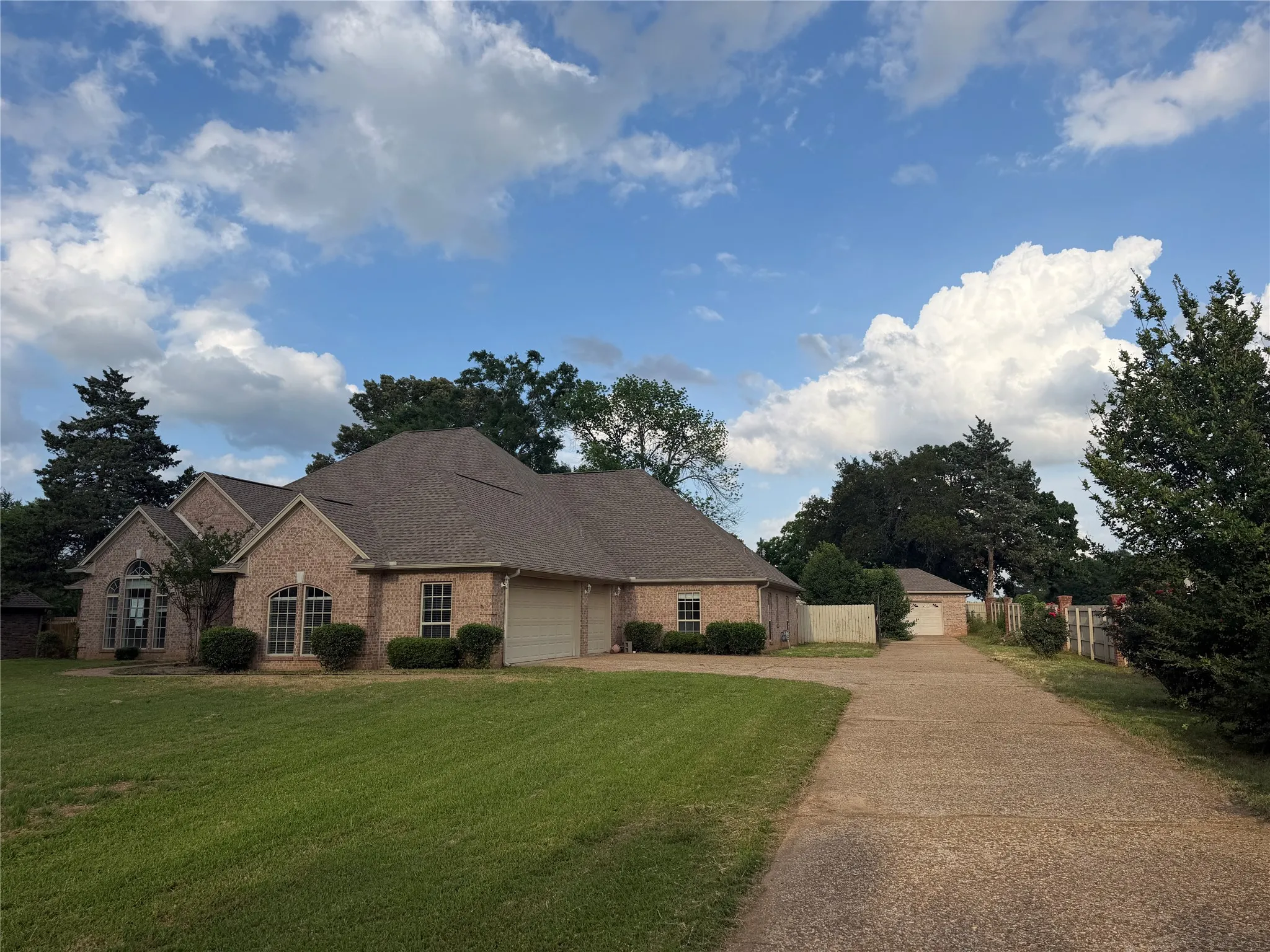Single Family Residence For Sale in Gregg County , 120 Burton Street, Longview, Texas 75603, 4 Bedroom, 4 Bathroom, 3 Garage spaces, 3,547 Sqft, built in 2001, Price $315,000, mls#21362318, Real Estate Agent in Longview, Homes For Sale in Gregg county, Homes For Sale in Longview, Realtor in Longview Texas, Real Estate Brokerage Independent Realty Texas, Luminita Cordes Realtor