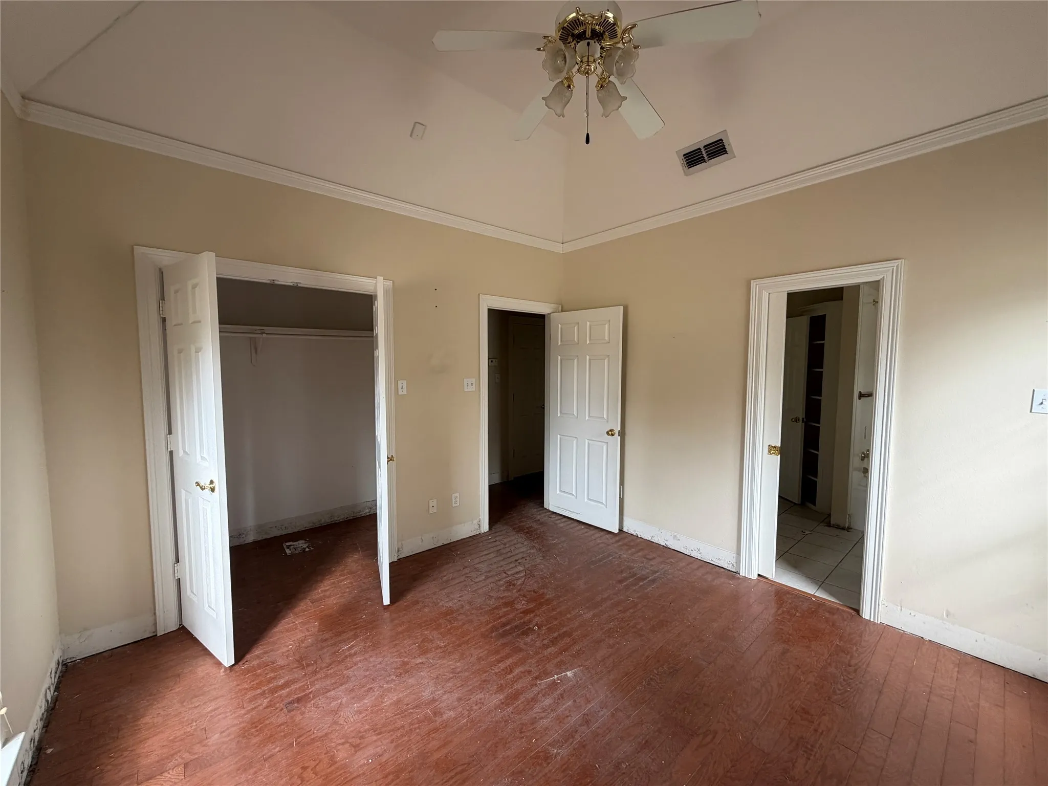 Single Family Residence For Sale in Gregg County , 120 Burton Street, Longview, Texas 75603, 4 Bedroom, 4 Bathroom, 3 Garage spaces, 3,547 Sqft, built in 2001, Price $315,000, mls#21362318, Real Estate Agent in Longview, Homes For Sale in Gregg county, Homes For Sale in Longview, Realtor in Longview Texas, Real Estate Brokerage Independent Realty Texas, Luminita Cordes Realtor