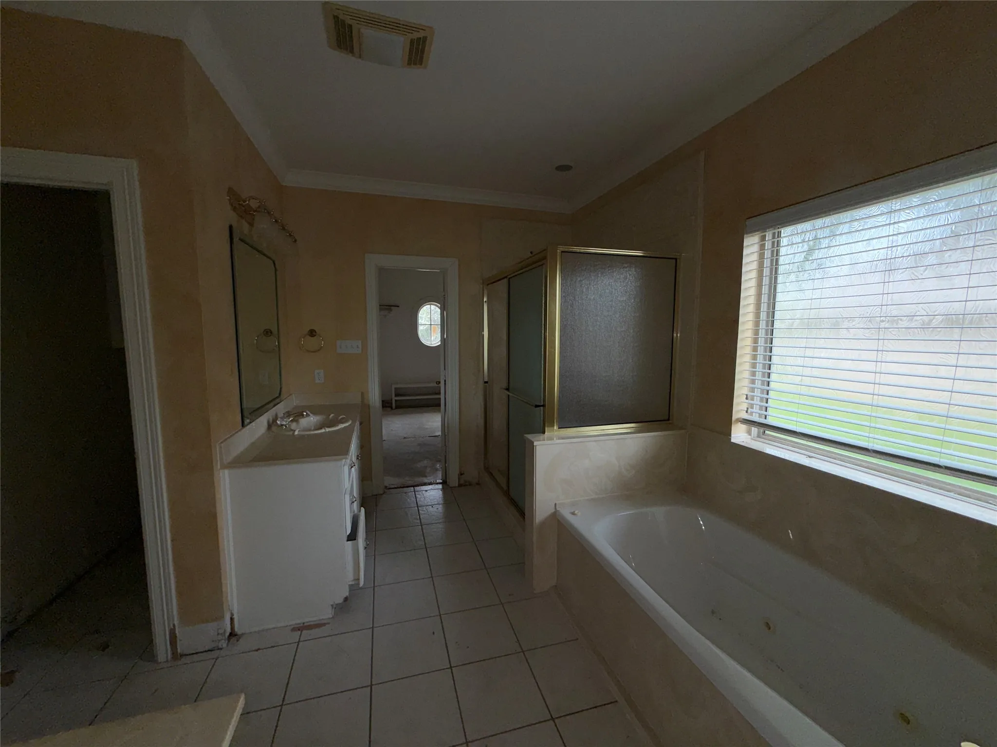 Single Family Residence For Sale in Gregg County , 120 Burton Street, Longview, Texas 75603, 4 Bedroom, 4 Bathroom, 3 Garage spaces, 3,547 Sqft, built in 2001, Price $315,000, mls#21362318, Real Estate Agent in Longview, Homes For Sale in Gregg county, Homes For Sale in Longview, Realtor in Longview Texas, Real Estate Brokerage Independent Realty Texas, Luminita Cordes Realtor