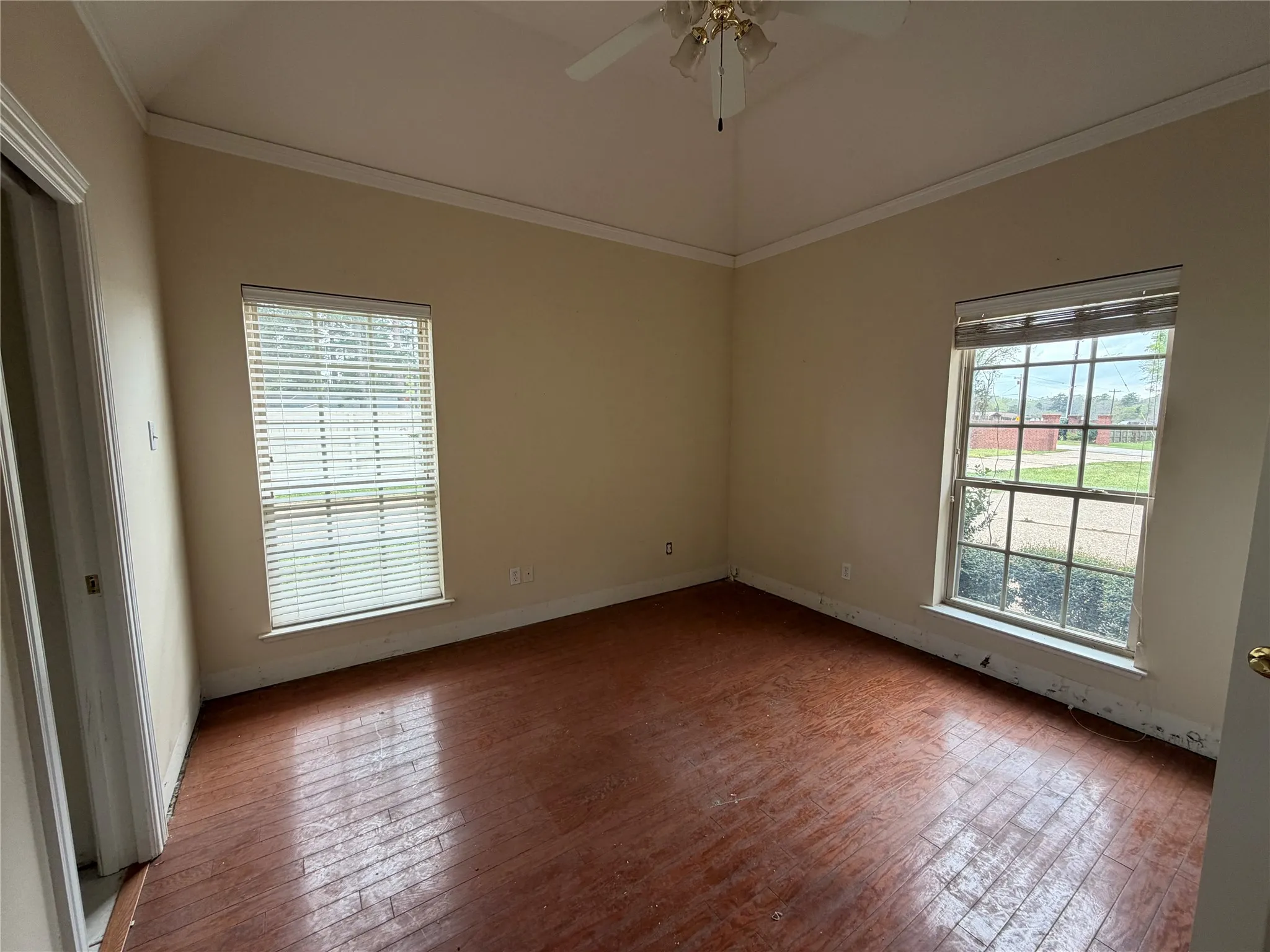 Single Family Residence For Sale in Gregg County , 120 Burton Street, Longview, Texas 75603, 4 Bedroom, 4 Bathroom, 3 Garage spaces, 3,547 Sqft, built in 2001, Price $315,000, mls#21362318, Real Estate Agent in Longview, Homes For Sale in Gregg county, Homes For Sale in Longview, Realtor in Longview Texas, Real Estate Brokerage Independent Realty Texas, Luminita Cordes Realtor