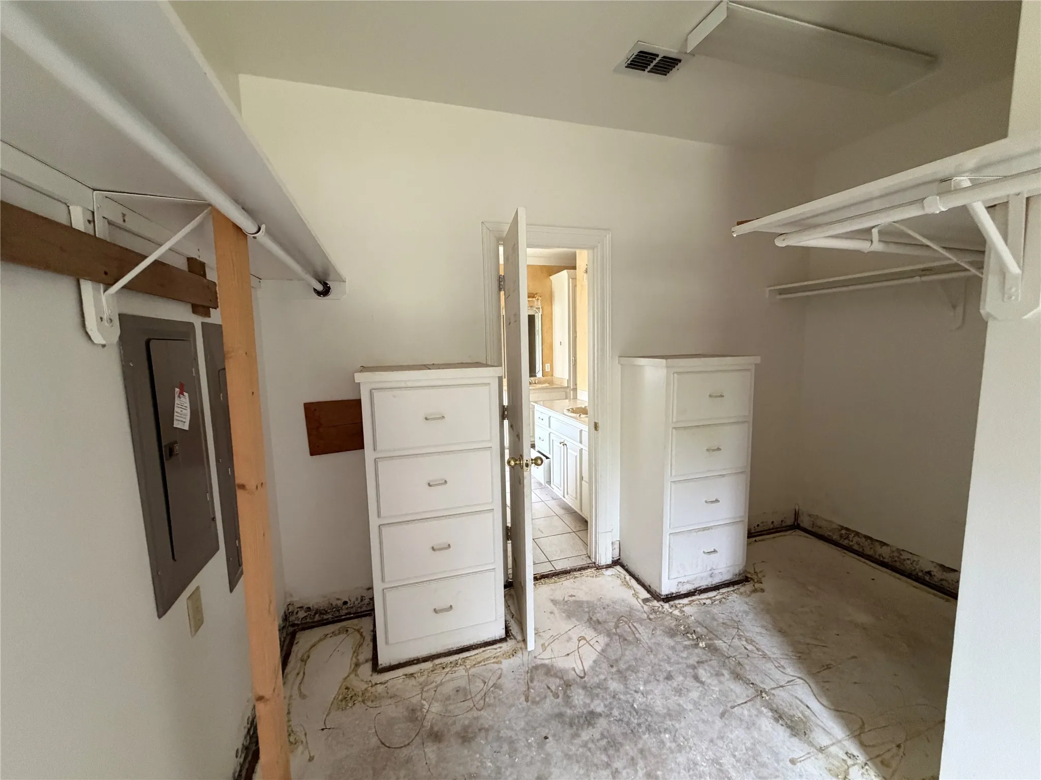Single Family Residence For Sale in Gregg County , 120 Burton Street, Longview, Texas 75603, 4 Bedroom, 4 Bathroom, 3 Garage spaces, 3,547 Sqft, built in 2001, Price $315,000, mls#21362318, Real Estate Agent in Longview, Homes For Sale in Gregg county, Homes For Sale in Longview, Realtor in Longview Texas, Real Estate Brokerage Independent Realty Texas, Luminita Cordes Realtor