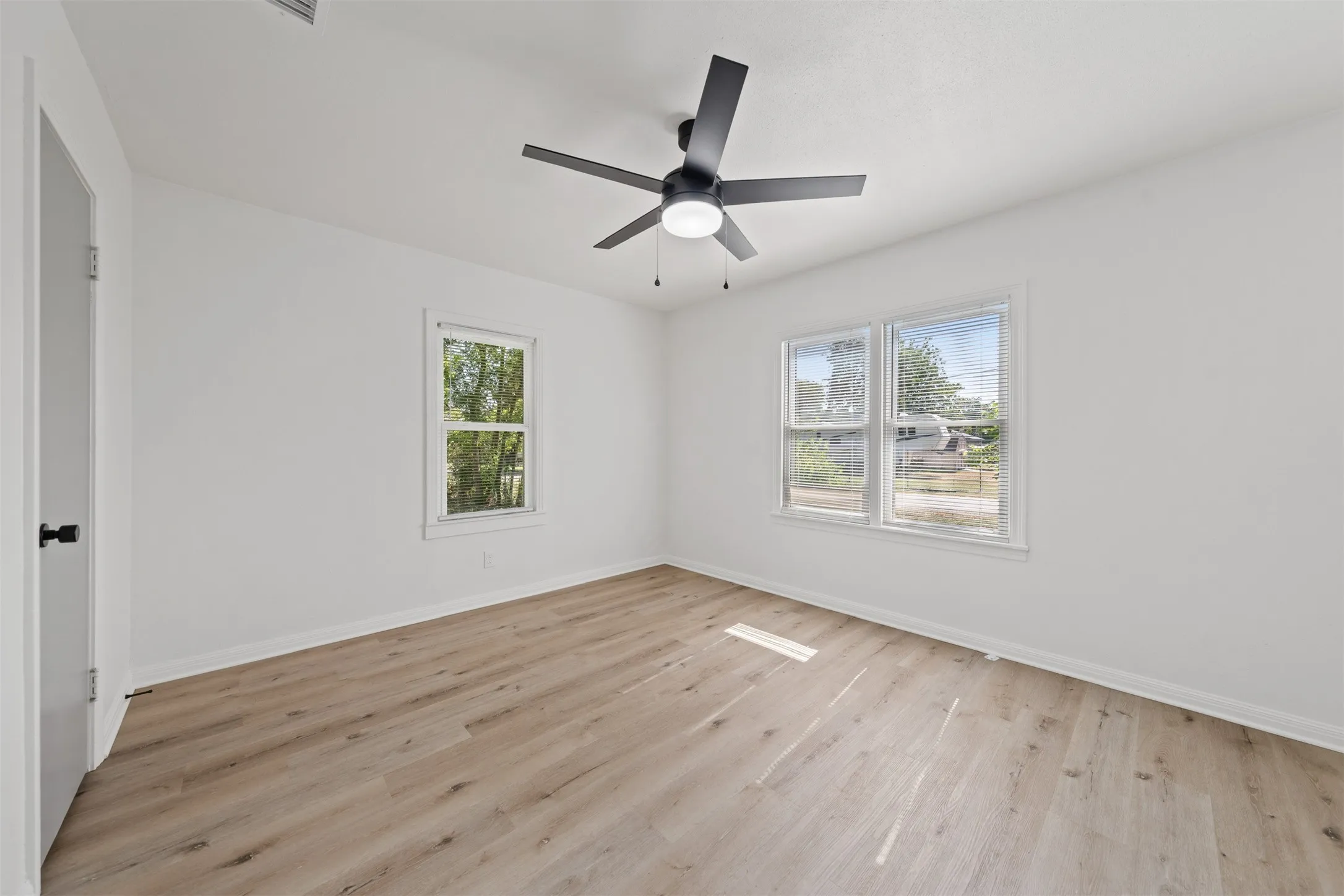 Single Family Residence For Sale in Bosque County , 905 E Avenue C, Valley Mills, Texas 76689, 3 Bedroom, 1 Bathroom, 1 Garage spaces, 1,184 Sqft, built in 1950, mls#21361592, Real Estate Agent in Valley Mills, Homes For Sale in Bosque county, Homes For Sale in Valley Mills, Realtor in Valley Mills Texas, Real Estate Brokerage Independent Realty Texas, Luminita Cordes Realtor