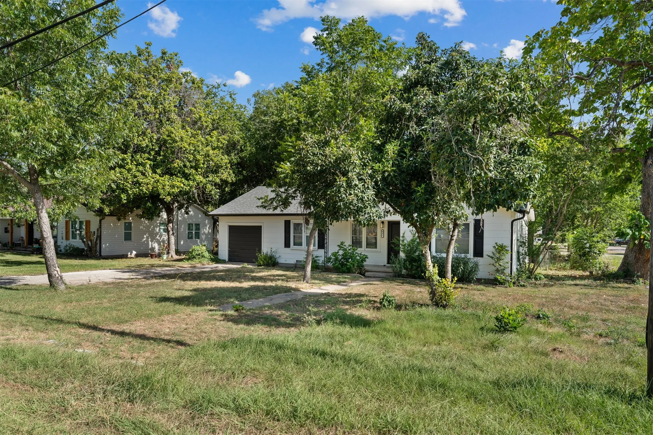 Single Family Residence For Sale in Bosque County , 905 E Avenue C, Valley Mills, Texas 76689, 3 Bedroom, 1 Bathroom, 1 Garage spaces, 1,184 Sqft, built in 1950, mls#21361592, Real Estate Agent in Valley Mills, Homes For Sale in Bosque county, Homes For Sale in Valley Mills, Realtor in Valley Mills Texas, Real Estate Brokerage Independent Realty Texas, Luminita Cordes Realtor
