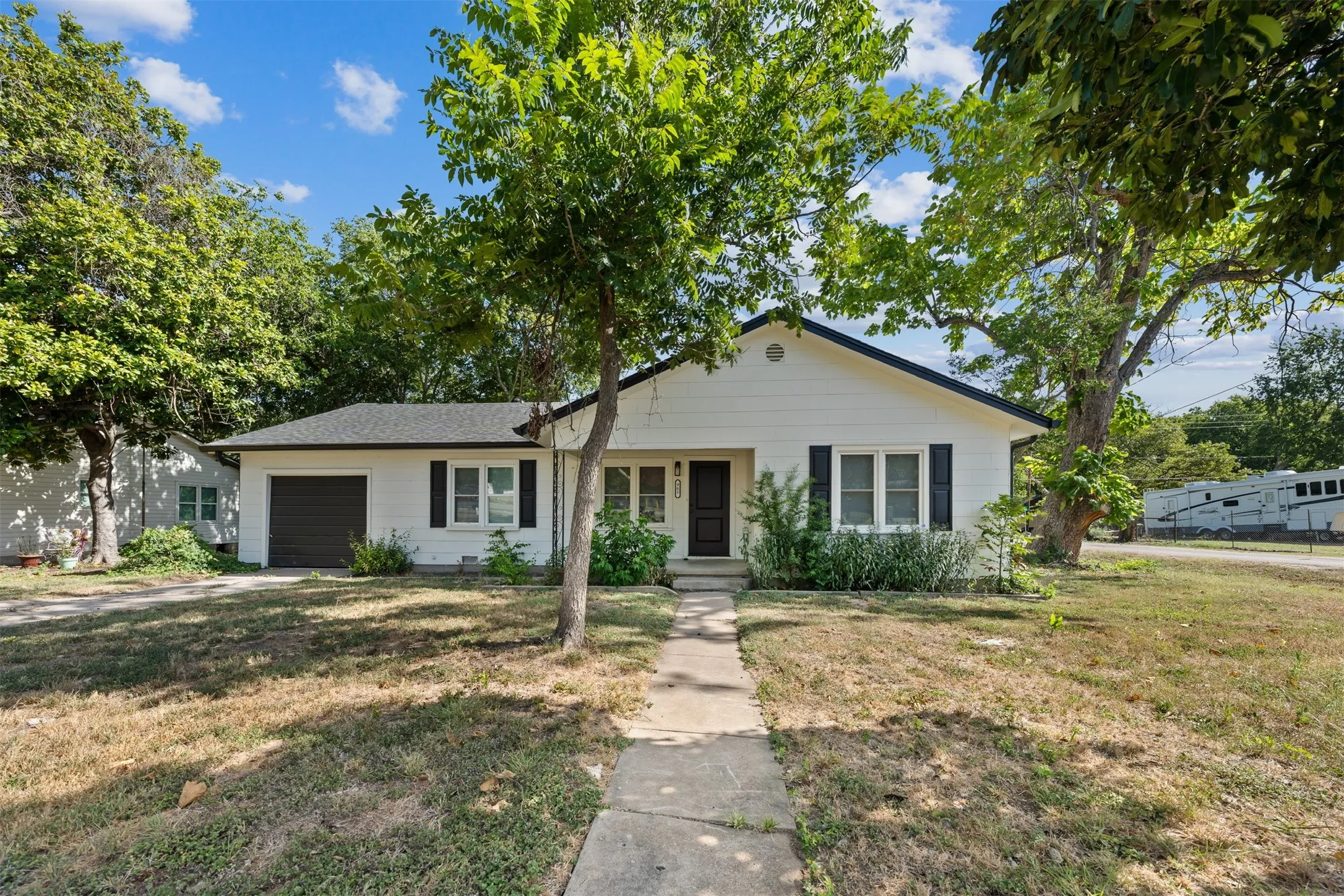 Single Family Residence For Sale in Bosque County , 905 E Avenue C, Valley Mills, Texas 76689, 3 Bedroom, 1 Bathroom, 1 Garage spaces, 1,184 Sqft, built in 1950, mls#21361592, Real Estate Agent in Valley Mills, Homes For Sale in Bosque county, Homes For Sale in Valley Mills, Realtor in Valley Mills Texas, Real Estate Brokerage Independent Realty Texas, Luminita Cordes Realtor