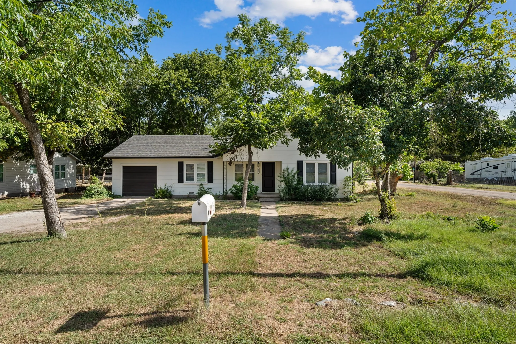 Single Family Residence For Sale in Bosque County , 905 E Avenue C, Valley Mills, Texas 76689, 3 Bedroom, 1 Bathroom, 1 Garage spaces, 1,184 Sqft, built in 1950, mls#21361592, Real Estate Agent in Valley Mills, Homes For Sale in Bosque county, Homes For Sale in Valley Mills, Realtor in Valley Mills Texas, Real Estate Brokerage Independent Realty Texas, Luminita Cordes Realtor