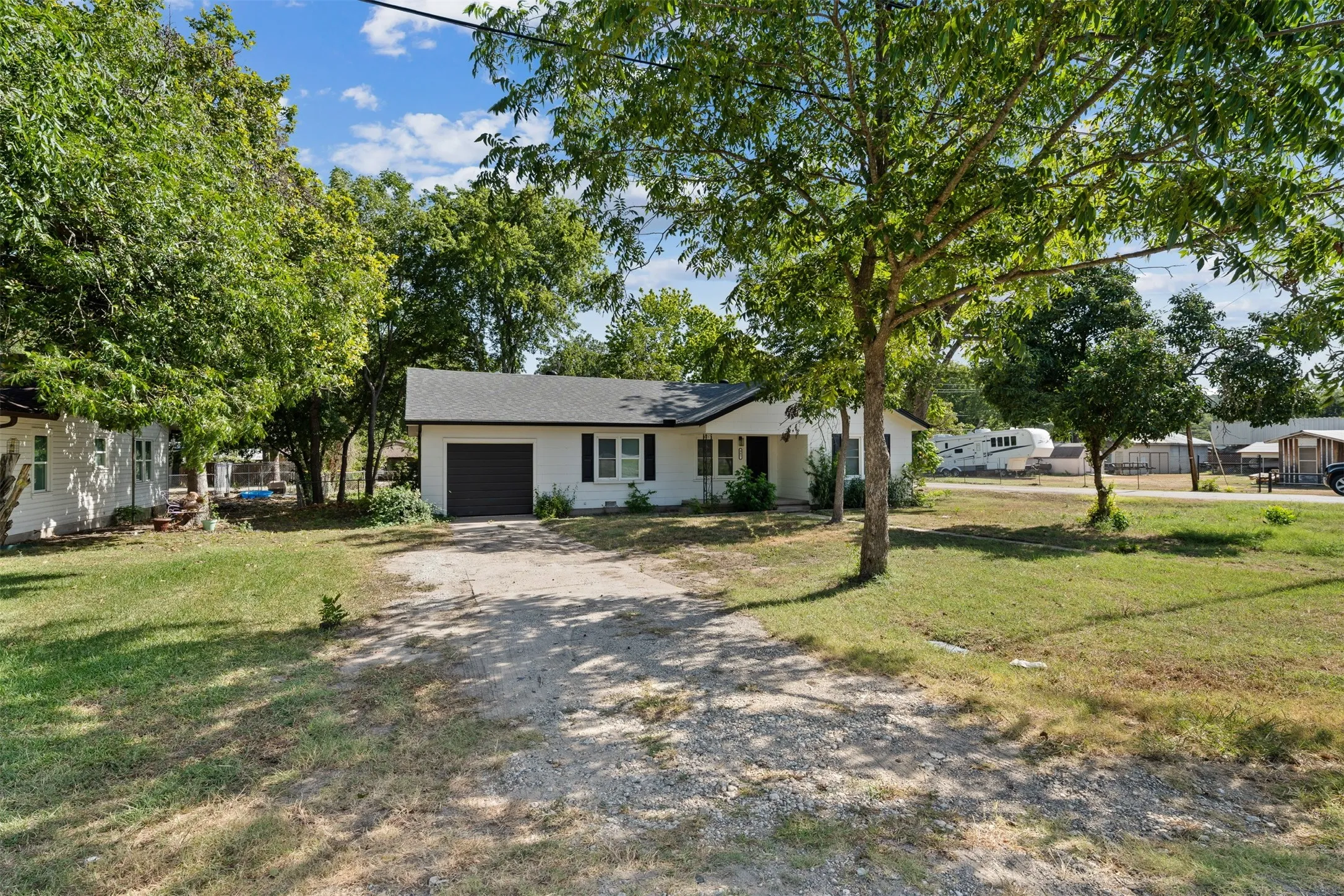 Single Family Residence For Sale in Bosque County , 905 E Avenue C, Valley Mills, Texas 76689, 3 Bedroom, 1 Bathroom, 1 Garage spaces, 1,184 Sqft, built in 1950, mls#21361592, Real Estate Agent in Valley Mills, Homes For Sale in Bosque county, Homes For Sale in Valley Mills, Realtor in Valley Mills Texas, Real Estate Brokerage Independent Realty Texas, Luminita Cordes Realtor