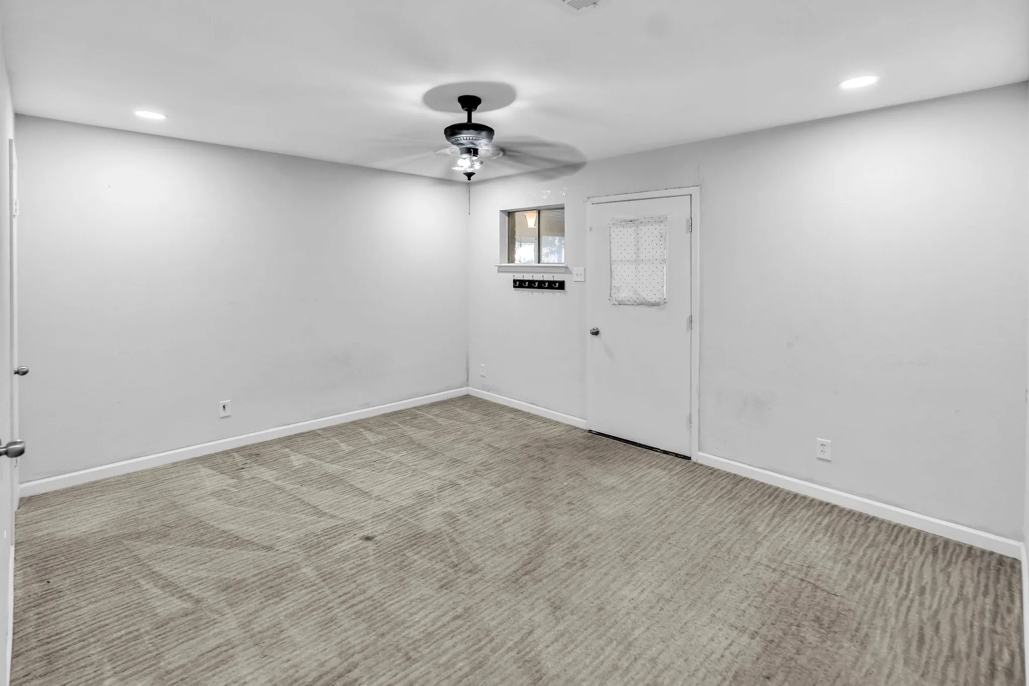 Single Family Residence For Rent in Dallas County , 1400 Moss Rose Circle, Irving, Texas 75061, 4 Bedroom, 3 Bathroom, 2 Garage spaces, 2,489 Sqft, built in 1966, mls#21362324, Real Estate Agent in Irving, Homes For Rent in Dallas county, Homes For Rent in Irving, Realtor in Irving Texas, Real Estate Brokerage Independent Realty Texas, Luminita Cordes Realtor
