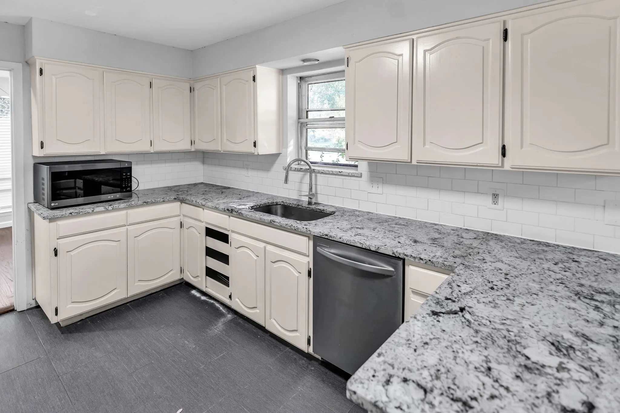 Single Family Residence For Rent in Dallas County , 1400 Moss Rose Circle, Irving, Texas 75061, 4 Bedroom, 3 Bathroom, 2 Garage spaces, 2,489 Sqft, built in 1966, mls#21362324, Real Estate Agent in Irving, Homes For Rent in Dallas county, Homes For Rent in Irving, Realtor in Irving Texas, Real Estate Brokerage Independent Realty Texas, Luminita Cordes Realtor