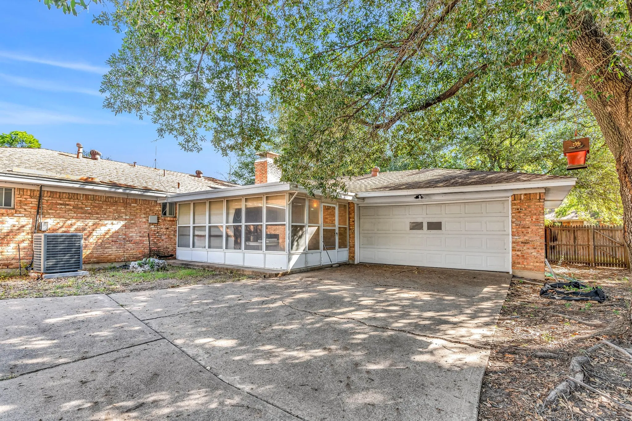 Single Family Residence For Rent in Dallas County , 1400 Moss Rose Circle, Irving, Texas 75061, 4 Bedroom, 3 Bathroom, 2 Garage spaces, 2,489 Sqft, built in 1966, mls#21362324, Real Estate Agent in Irving, Homes For Rent in Dallas county, Homes For Rent in Irving, Realtor in Irving Texas, Real Estate Brokerage Independent Realty Texas, Luminita Cordes Realtor