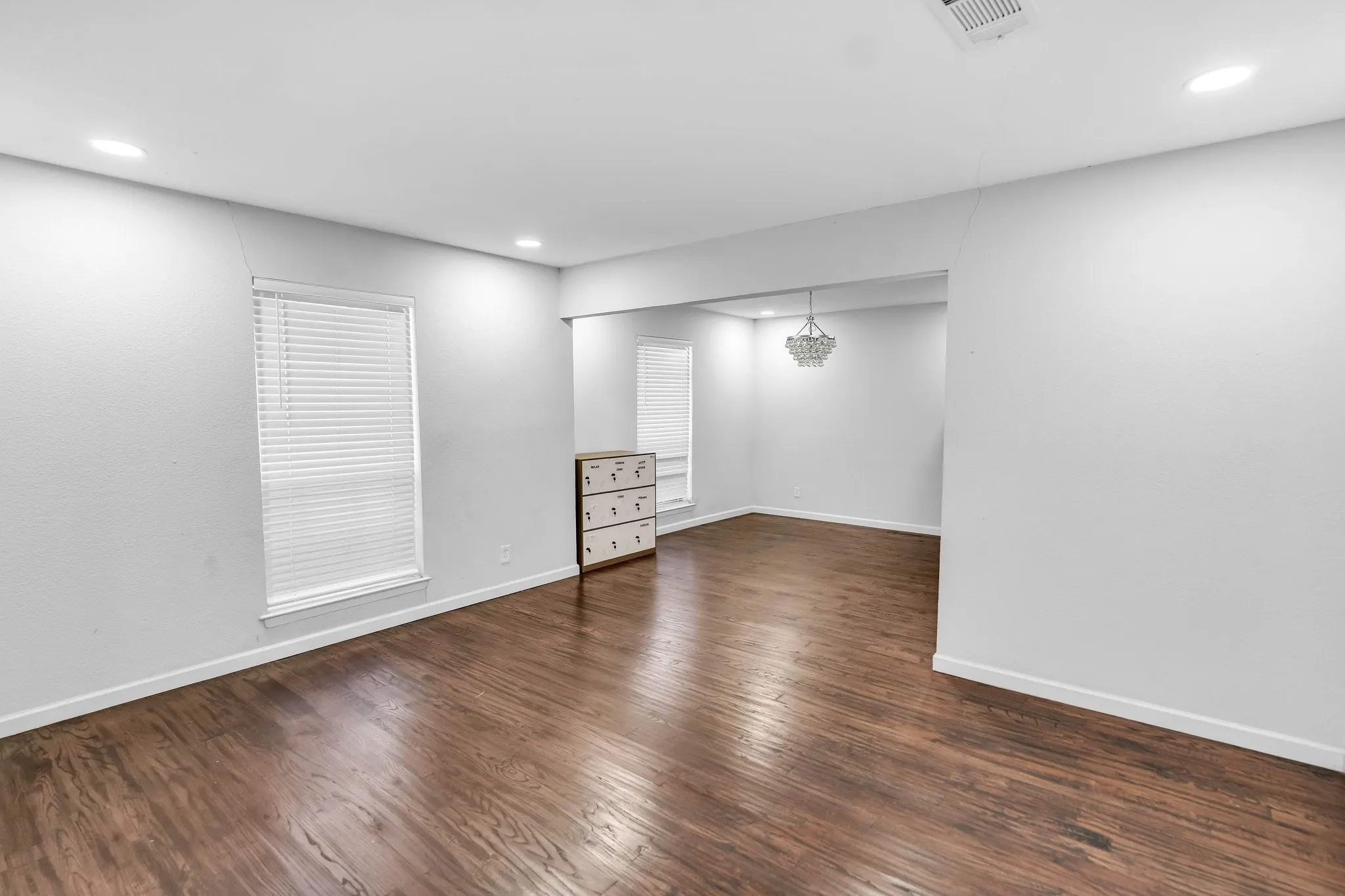 Single Family Residence For Rent in Dallas County , 1400 Moss Rose Circle, Irving, Texas 75061, 4 Bedroom, 3 Bathroom, 2 Garage spaces, 2,489 Sqft, built in 1966, mls#21362324, Real Estate Agent in Irving, Homes For Rent in Dallas county, Homes For Rent in Irving, Realtor in Irving Texas, Real Estate Brokerage Independent Realty Texas, Luminita Cordes Realtor