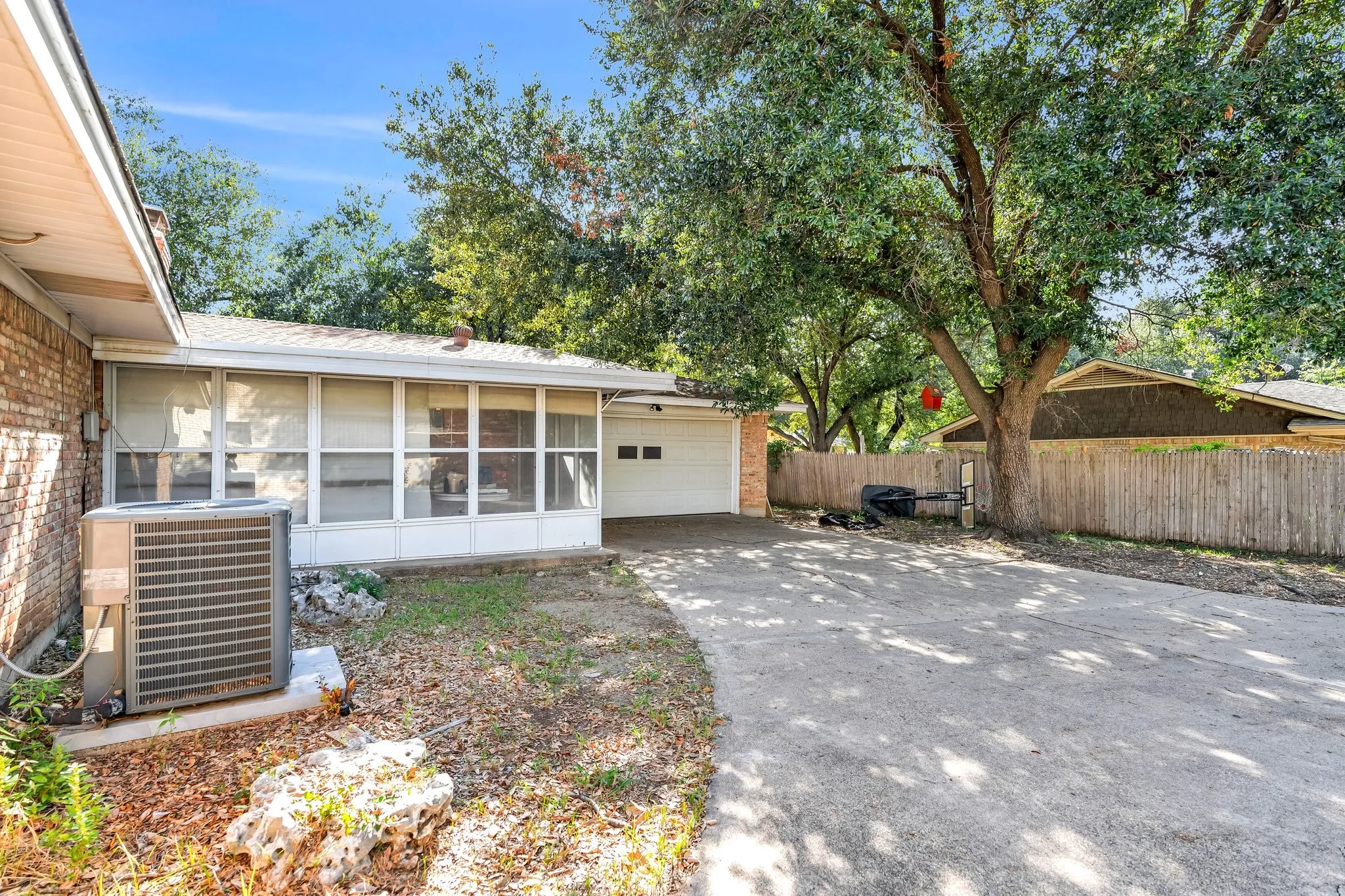 Single Family Residence For Rent in Dallas County , 1400 Moss Rose Circle, Irving, Texas 75061, 4 Bedroom, 3 Bathroom, 2 Garage spaces, 2,489 Sqft, built in 1966, mls#21362324, Real Estate Agent in Irving, Homes For Rent in Dallas county, Homes For Rent in Irving, Realtor in Irving Texas, Real Estate Brokerage Independent Realty Texas, Luminita Cordes Realtor