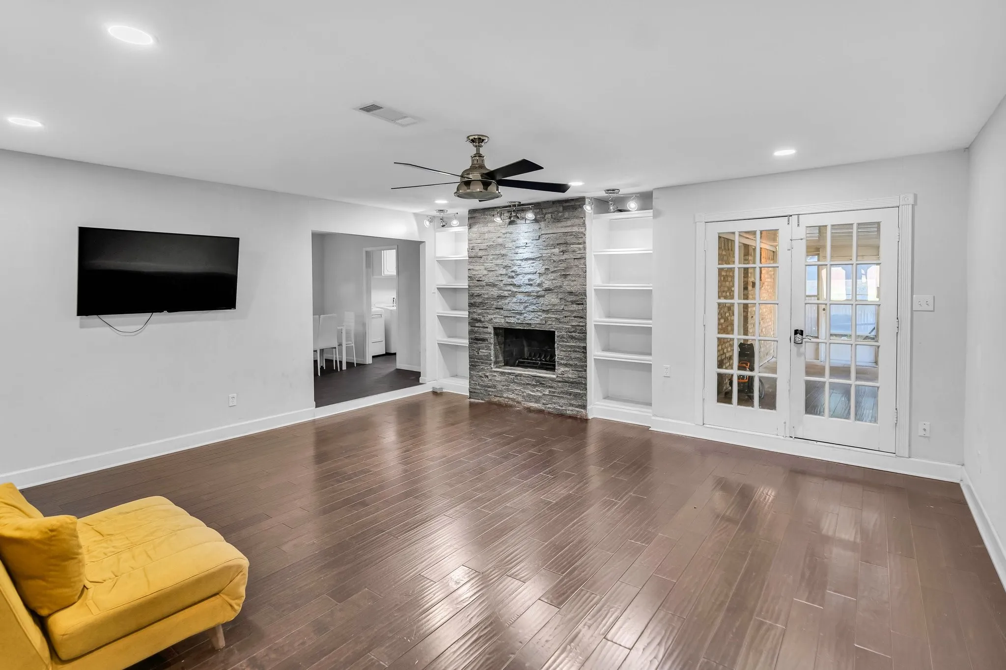 Single Family Residence For Rent in Dallas County , 1400 Moss Rose Circle, Irving, Texas 75061, 4 Bedroom, 3 Bathroom, 2 Garage spaces, 2,489 Sqft, built in 1966, mls#21362324, Real Estate Agent in Irving, Homes For Rent in Dallas county, Homes For Rent in Irving, Realtor in Irving Texas, Real Estate Brokerage Independent Realty Texas, Luminita Cordes Realtor