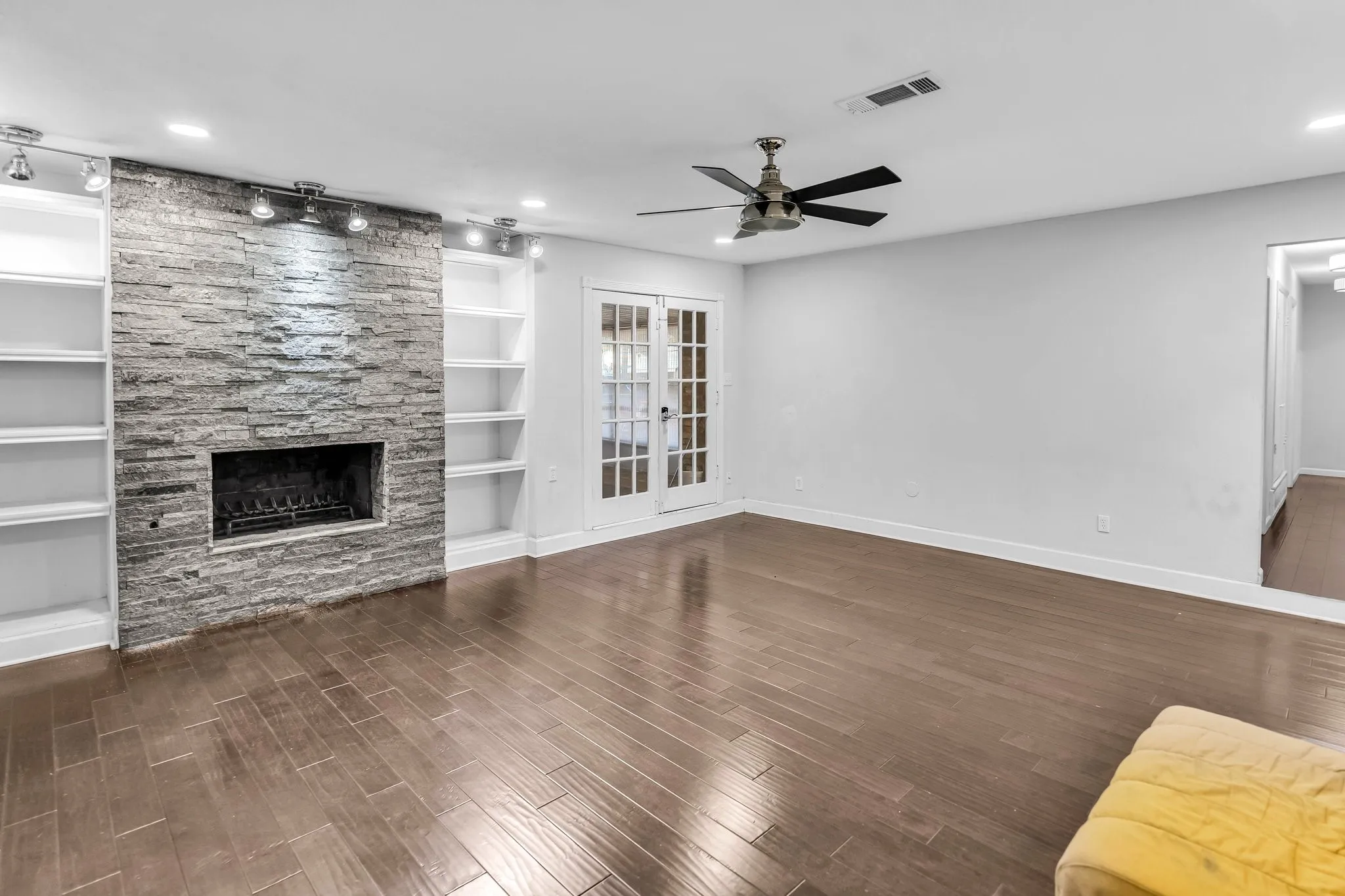 Single Family Residence For Rent in Dallas County , 1400 Moss Rose Circle, Irving, Texas 75061, 4 Bedroom, 3 Bathroom, 2 Garage spaces, 2,489 Sqft, built in 1966, mls#21362324, Real Estate Agent in Irving, Homes For Rent in Dallas county, Homes For Rent in Irving, Realtor in Irving Texas, Real Estate Brokerage Independent Realty Texas, Luminita Cordes Realtor
