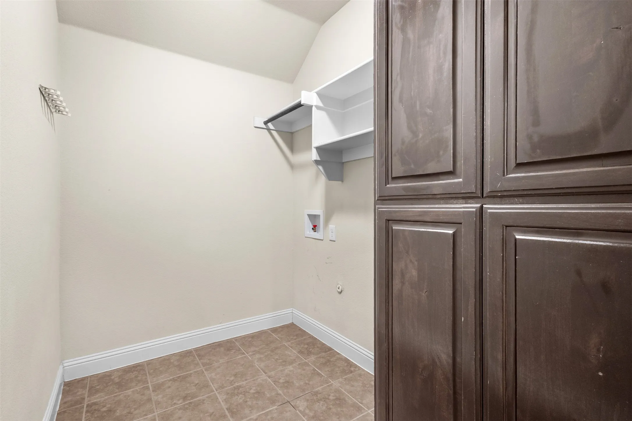 Single Family Residence For Sale in Ellis County , 913 Abbey Lane, Midlothian, Texas 76065, 3 Bedroom, 2 Bathroom, 2 Garage spaces, 1,846 Sqft, built in 2015, mls#21362332, Real Estate Agent in Midlothian, Homes For Sale in Ellis county, Homes For Sale in Midlothian, Realtor in Midlothian Texas, Real Estate Brokerage Independent Realty Texas, Luminita Cordes Realtor