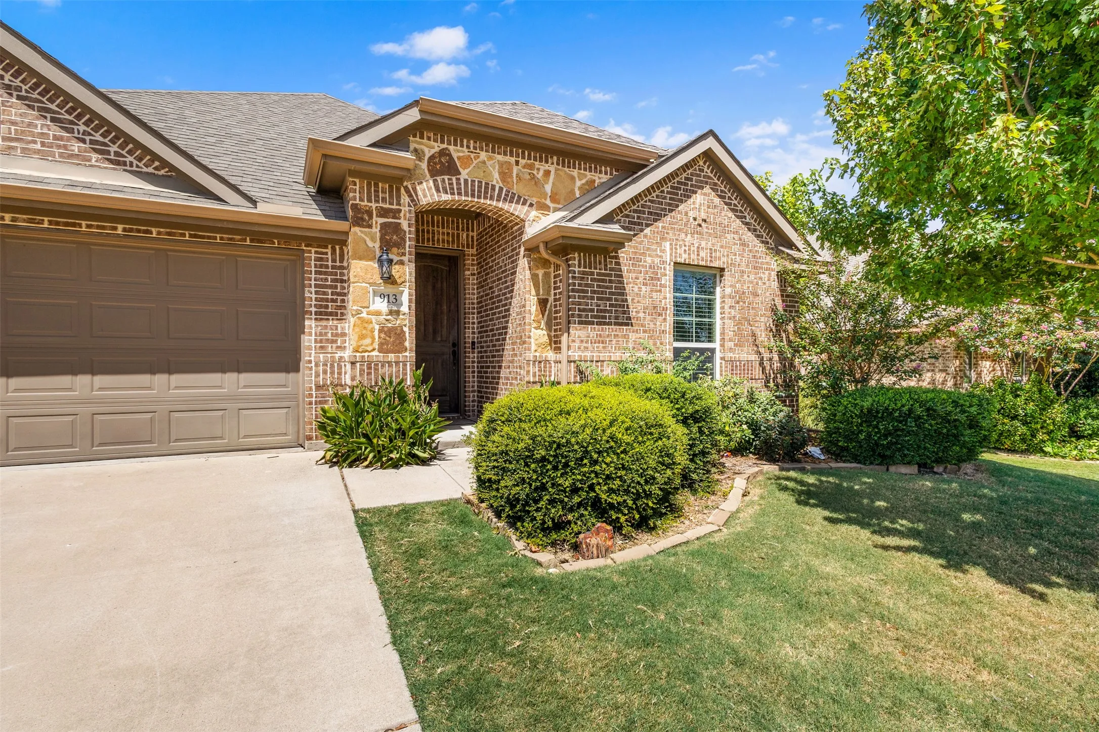 Single Family Residence For Sale in Ellis County , 913 Abbey Lane, Midlothian, Texas 76065, 3 Bedroom, 2 Bathroom, 2 Garage spaces, 1,846 Sqft, built in 2015, mls#21362332, Real Estate Agent in Midlothian, Homes For Sale in Ellis county, Homes For Sale in Midlothian, Realtor in Midlothian Texas, Real Estate Brokerage Independent Realty Texas, Luminita Cordes Realtor