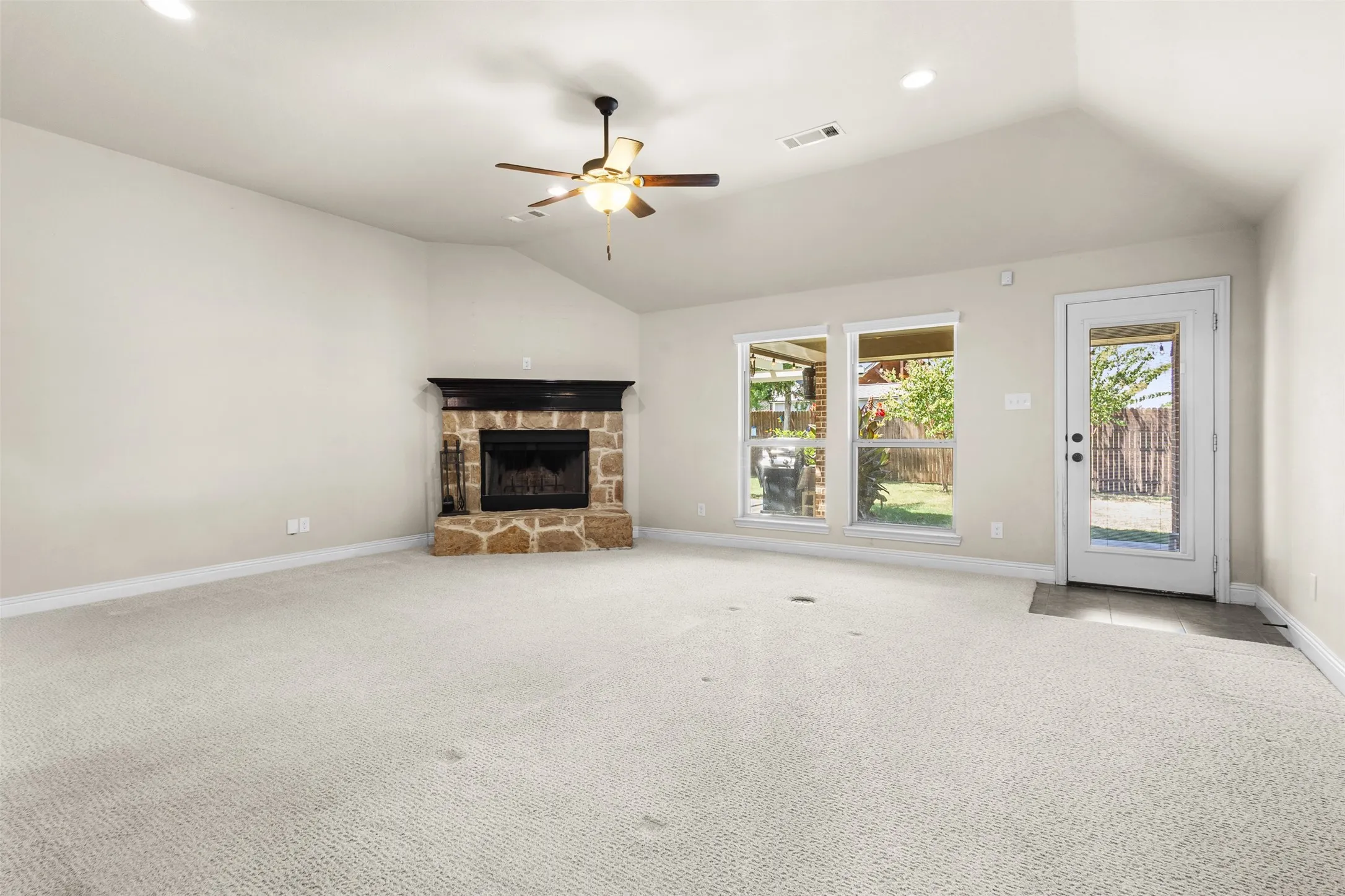 Single Family Residence For Sale in Ellis County , 913 Abbey Lane, Midlothian, Texas 76065, 3 Bedroom, 2 Bathroom, 2 Garage spaces, 1,846 Sqft, built in 2015, mls#21362332, Real Estate Agent in Midlothian, Homes For Sale in Ellis county, Homes For Sale in Midlothian, Realtor in Midlothian Texas, Real Estate Brokerage Independent Realty Texas, Luminita Cordes Realtor