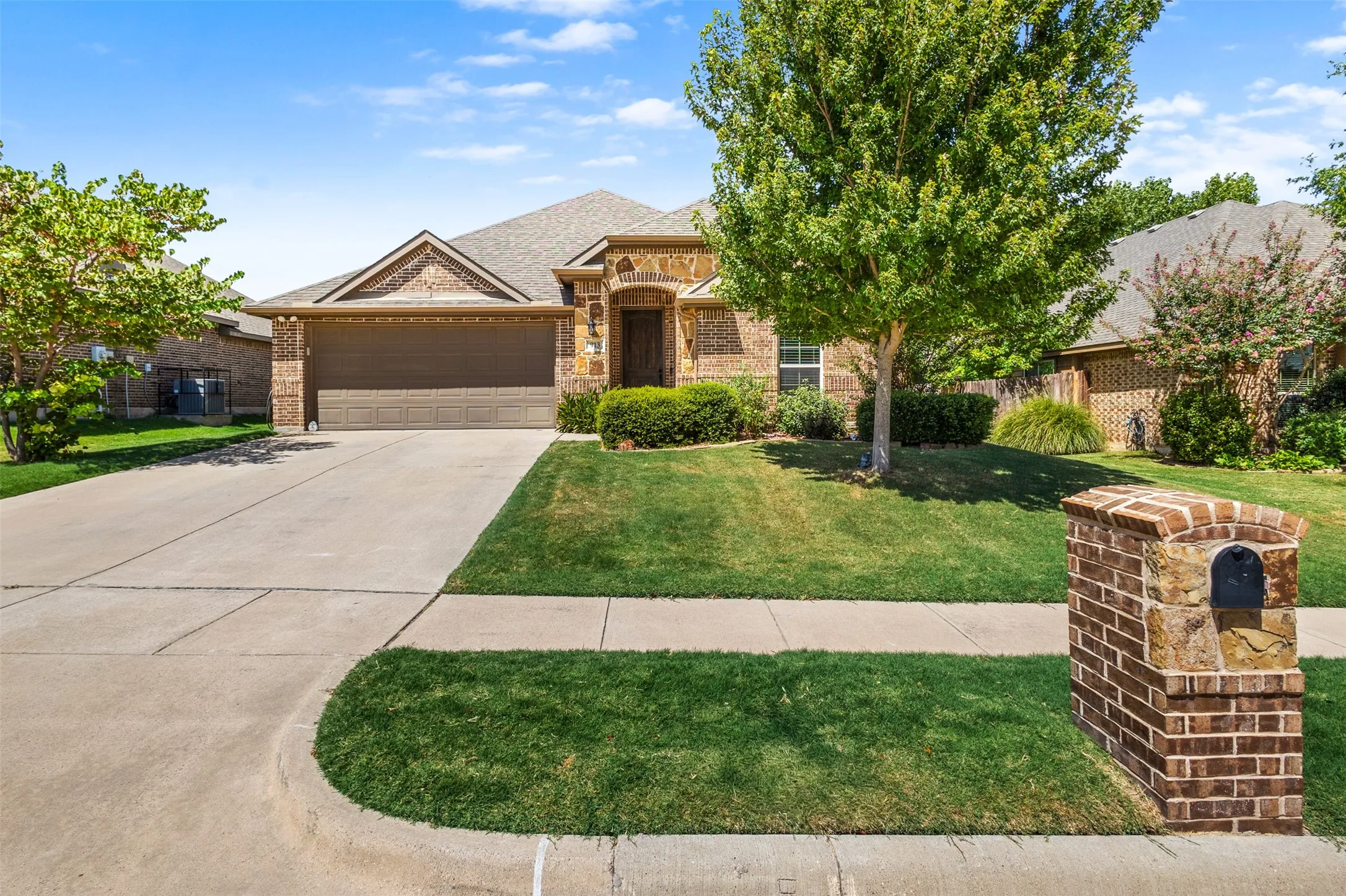 Single Family Residence For Sale in Ellis County , 913 Abbey Lane, Midlothian, Texas 76065, 3 Bedroom, 2 Bathroom, 2 Garage spaces, 1,846 Sqft, built in 2015, mls#21362332, Real Estate Agent in Midlothian, Homes For Sale in Ellis county, Homes For Sale in Midlothian, Realtor in Midlothian Texas, Real Estate Brokerage Independent Realty Texas, Luminita Cordes Realtor