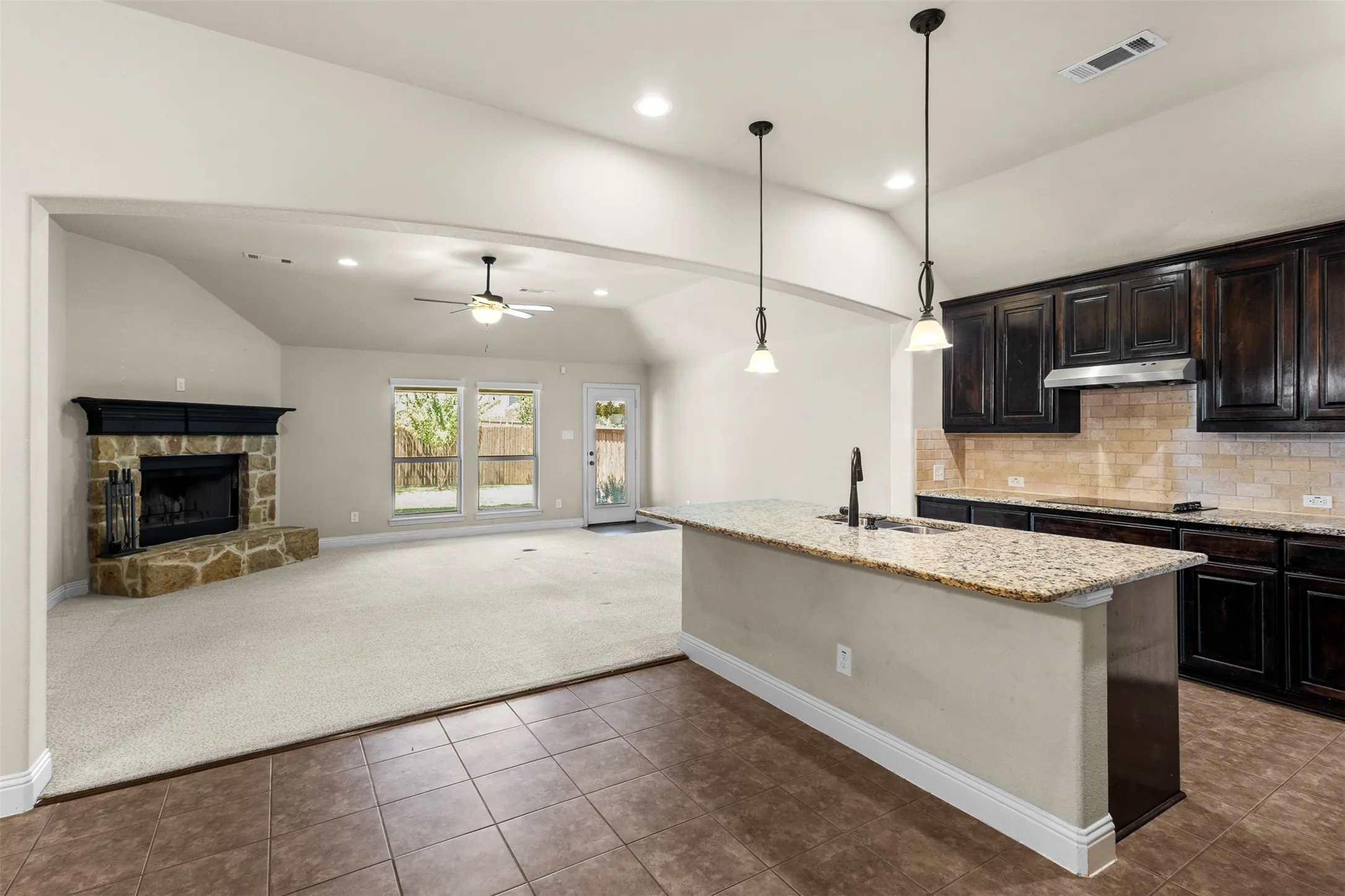 Single Family Residence For Sale in Ellis County , 913 Abbey Lane, Midlothian, Texas 76065, 3 Bedroom, 2 Bathroom, 2 Garage spaces, 1,846 Sqft, built in 2015, mls#21362332, Real Estate Agent in Midlothian, Homes For Sale in Ellis county, Homes For Sale in Midlothian, Realtor in Midlothian Texas, Real Estate Brokerage Independent Realty Texas, Luminita Cordes Realtor