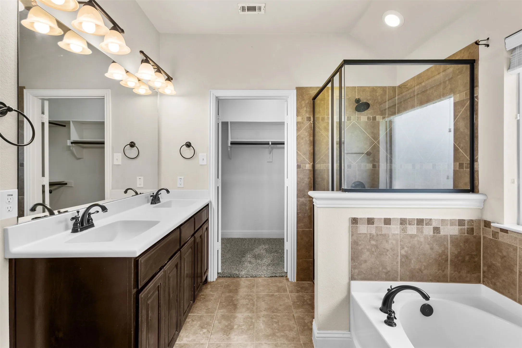 Single Family Residence For Sale in Ellis County , 913 Abbey Lane, Midlothian, Texas 76065, 3 Bedroom, 2 Bathroom, 2 Garage spaces, 1,846 Sqft, built in 2015, mls#21362332, Real Estate Agent in Midlothian, Homes For Sale in Ellis county, Homes For Sale in Midlothian, Realtor in Midlothian Texas, Real Estate Brokerage Independent Realty Texas, Luminita Cordes Realtor