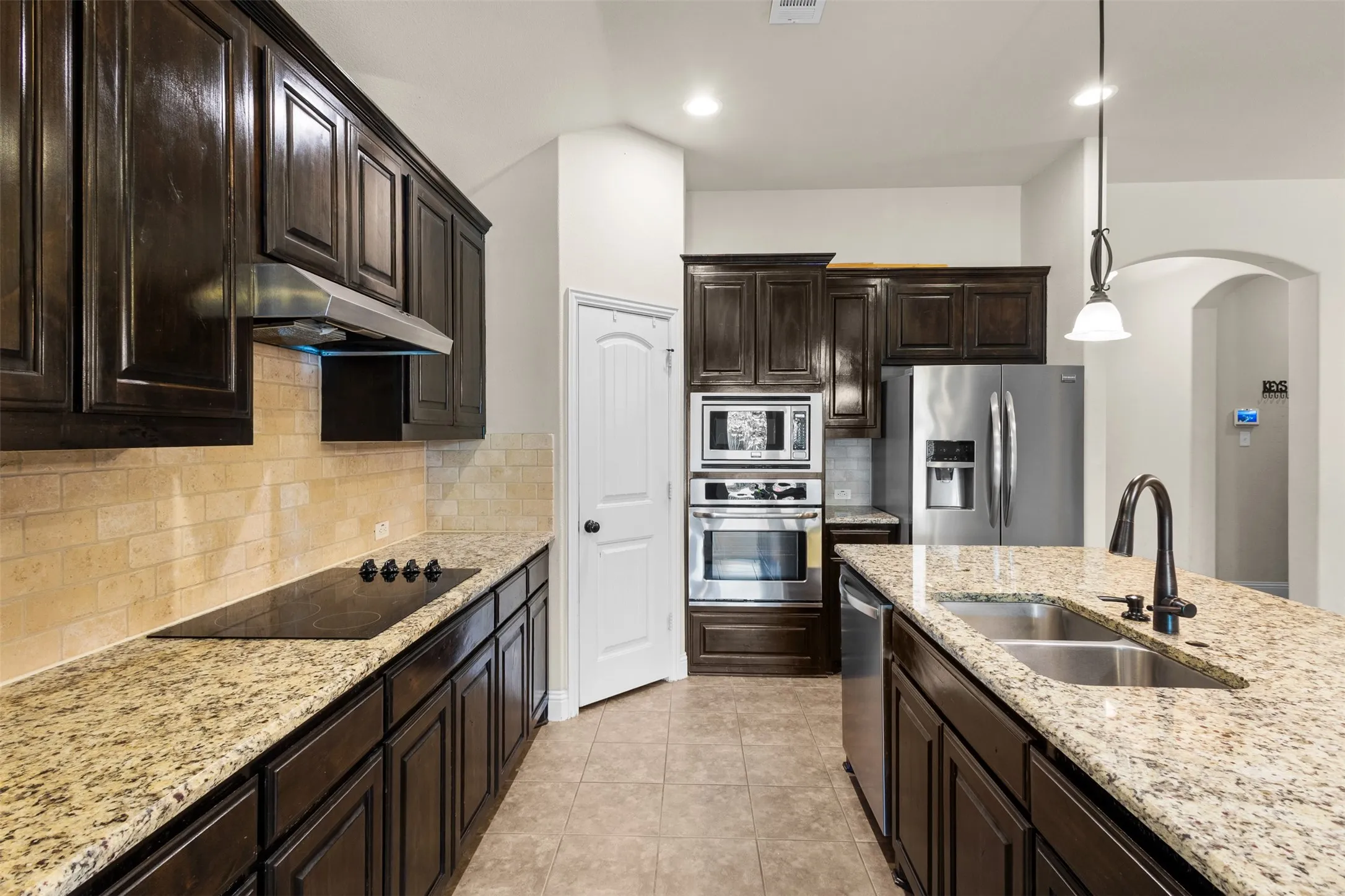 Single Family Residence For Sale in Ellis County , 913 Abbey Lane, Midlothian, Texas 76065, 3 Bedroom, 2 Bathroom, 2 Garage spaces, 1,846 Sqft, built in 2015, mls#21362332, Real Estate Agent in Midlothian, Homes For Sale in Ellis county, Homes For Sale in Midlothian, Realtor in Midlothian Texas, Real Estate Brokerage Independent Realty Texas, Luminita Cordes Realtor