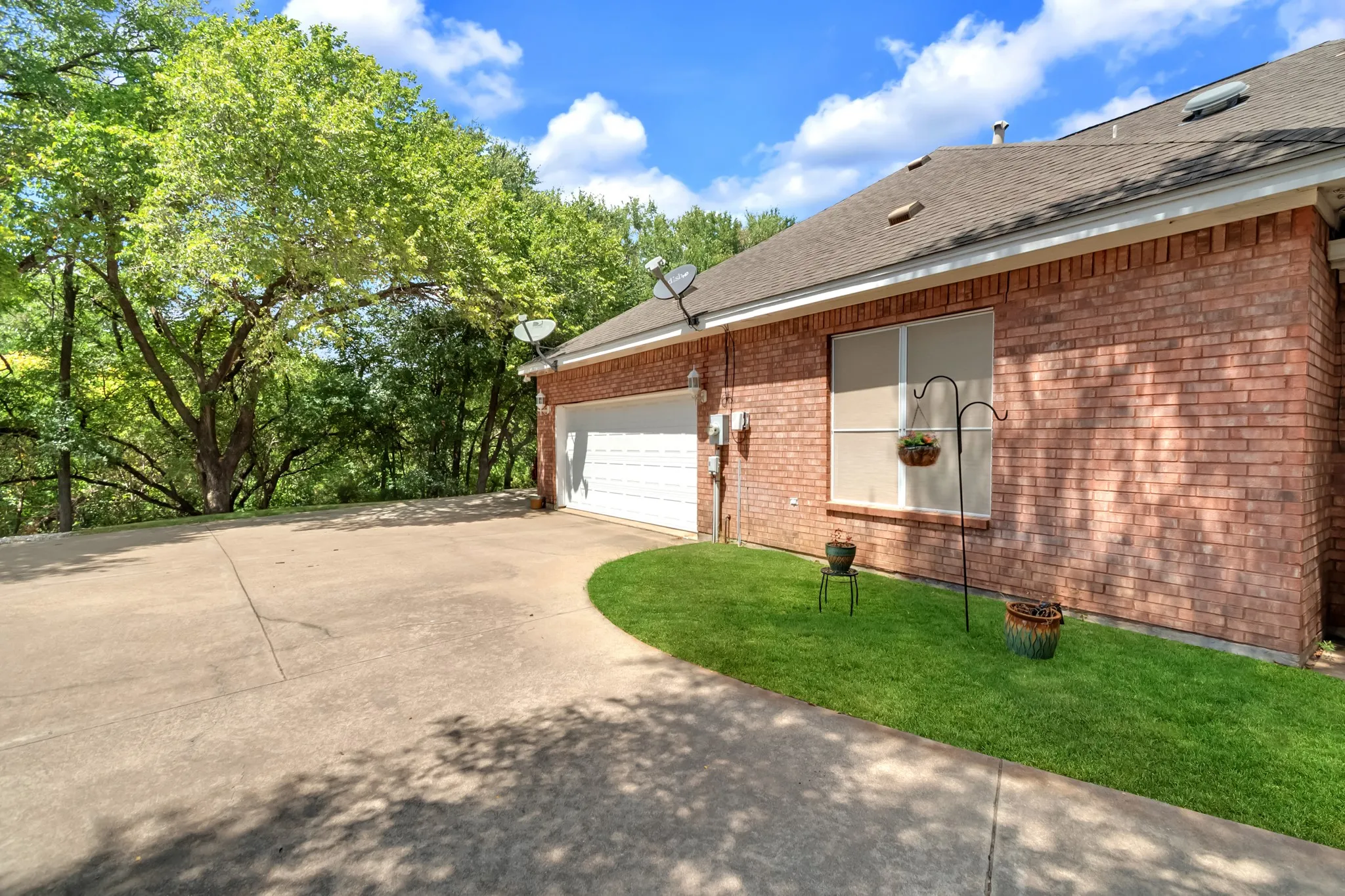 Single Family Residence For Sale in Tarrant County , 18 Red Bluff Court, Mansfield, Texas 76063, 4 Bedroom, 3 Bathroom, 2 Garage spaces, 2,886 Sqft, built in 1998, mls#21361306, Real Estate Agent in Mansfield, Homes For Sale in Tarrant county, Homes For Sale in Mansfield, Realtor in Mansfield Texas, Real Estate Brokerage Independent Realty Texas, Luminita Cordes Realtor