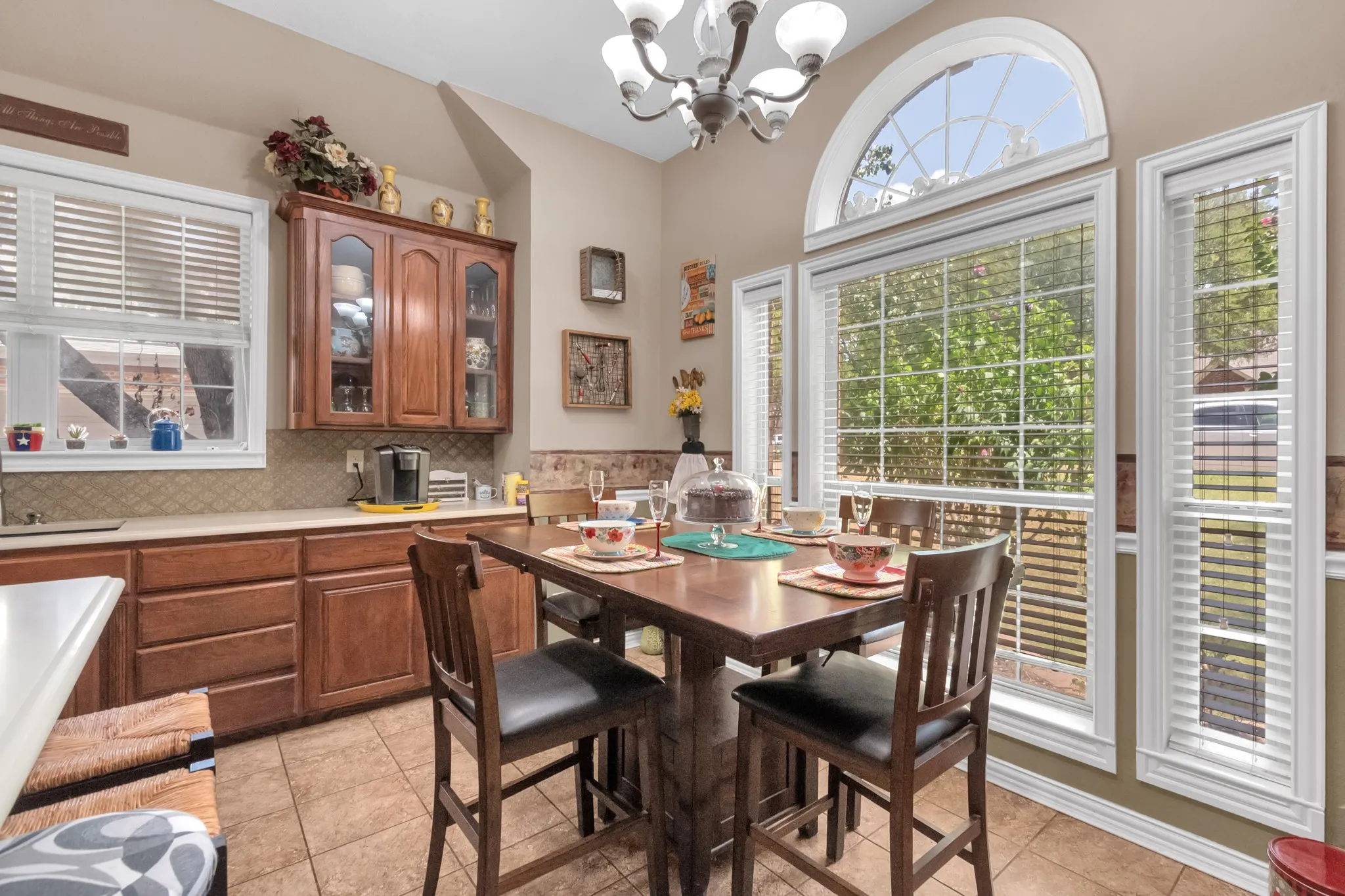 Single Family Residence For Sale in Tarrant County , 18 Red Bluff Court, Mansfield, Texas 76063, 4 Bedroom, 3 Bathroom, 2 Garage spaces, 2,886 Sqft, built in 1998, mls#21361306, Real Estate Agent in Mansfield, Homes For Sale in Tarrant county, Homes For Sale in Mansfield, Realtor in Mansfield Texas, Real Estate Brokerage Independent Realty Texas, Luminita Cordes Realtor