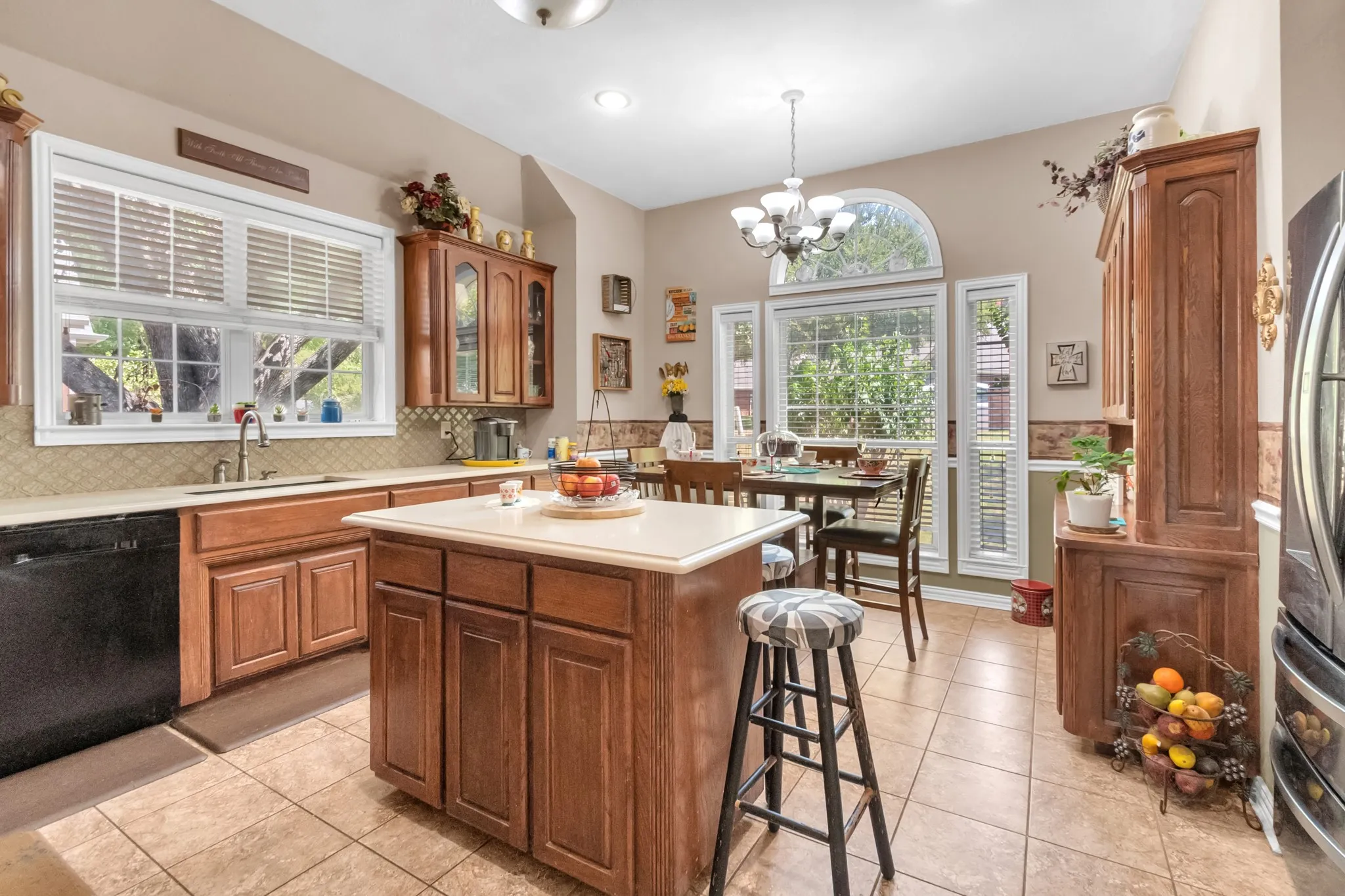 Single Family Residence For Sale in Tarrant County , 18 Red Bluff Court, Mansfield, Texas 76063, 4 Bedroom, 3 Bathroom, 2 Garage spaces, 2,886 Sqft, built in 1998, mls#21361306, Real Estate Agent in Mansfield, Homes For Sale in Tarrant county, Homes For Sale in Mansfield, Realtor in Mansfield Texas, Real Estate Brokerage Independent Realty Texas, Luminita Cordes Realtor