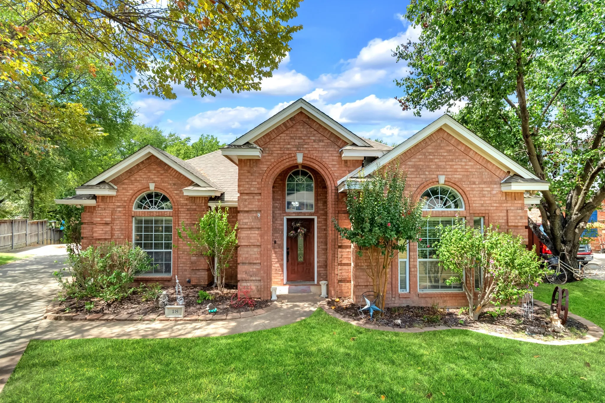 Single Family Residence For Sale in Tarrant County , 18 Red Bluff Court, Mansfield, Texas 76063, 4 Bedroom, 3 Bathroom, 2 Garage spaces, 2,886 Sqft, built in 1998, mls#21361306, Real Estate Agent in Mansfield, Homes For Sale in Tarrant county, Homes For Sale in Mansfield, Realtor in Mansfield Texas, Real Estate Brokerage Independent Realty Texas, Luminita Cordes Realtor