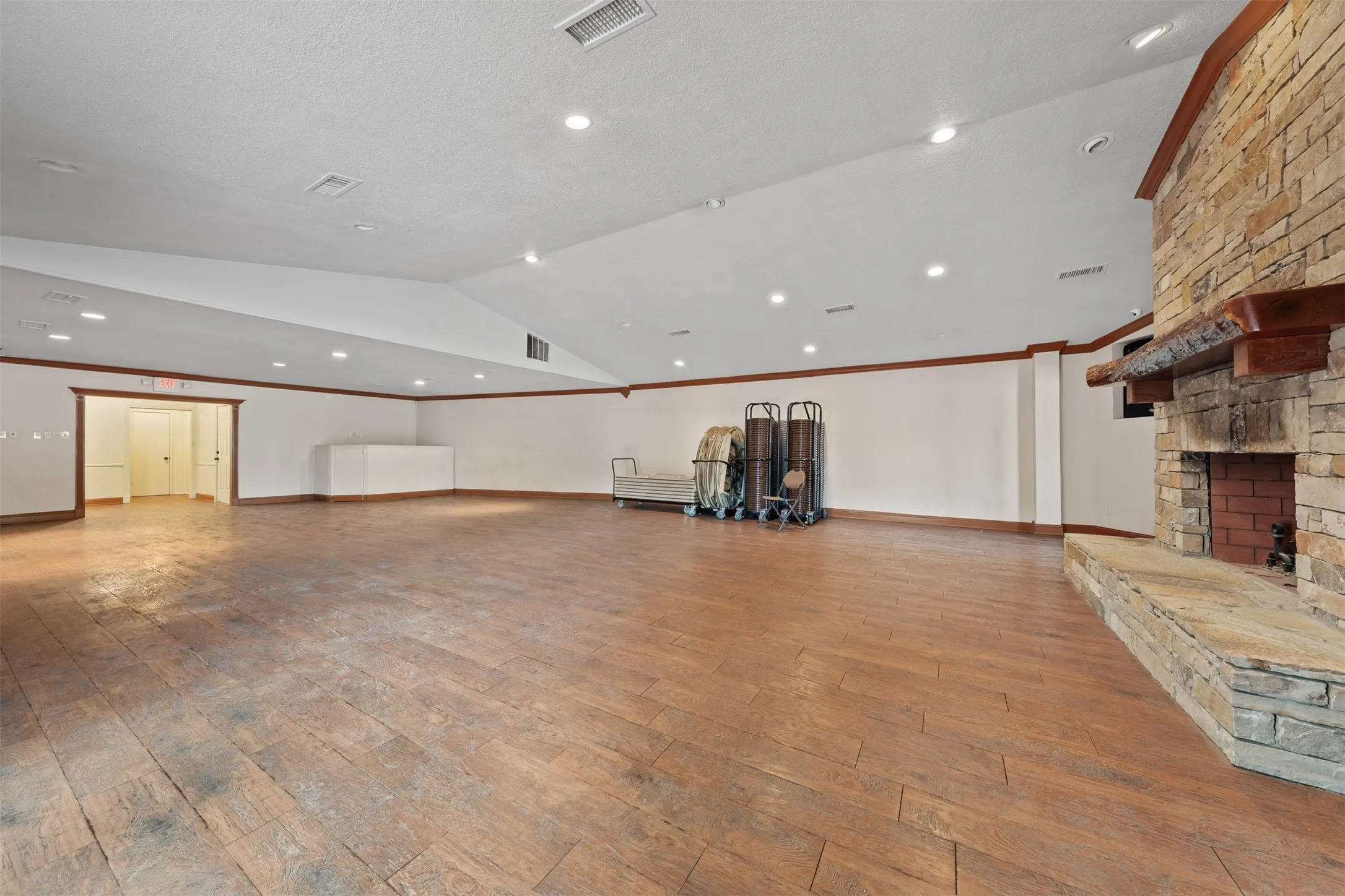 Single Family Residence For Sale in Mc Lennan County , 6401 Rock Creek Road, Waco, Texas 76708, 1 Bedroom, 2 Bathroom, Garage spaces, 3,225 Sqft, built in 1953, mls#21361610, Real Estate Agent in Waco, Homes For Sale in Mc Lennan county, Homes For Sale in Waco, Realtor in Waco Texas, Real Estate Brokerage Independent Realty Texas, Luminita Cordes Realtor