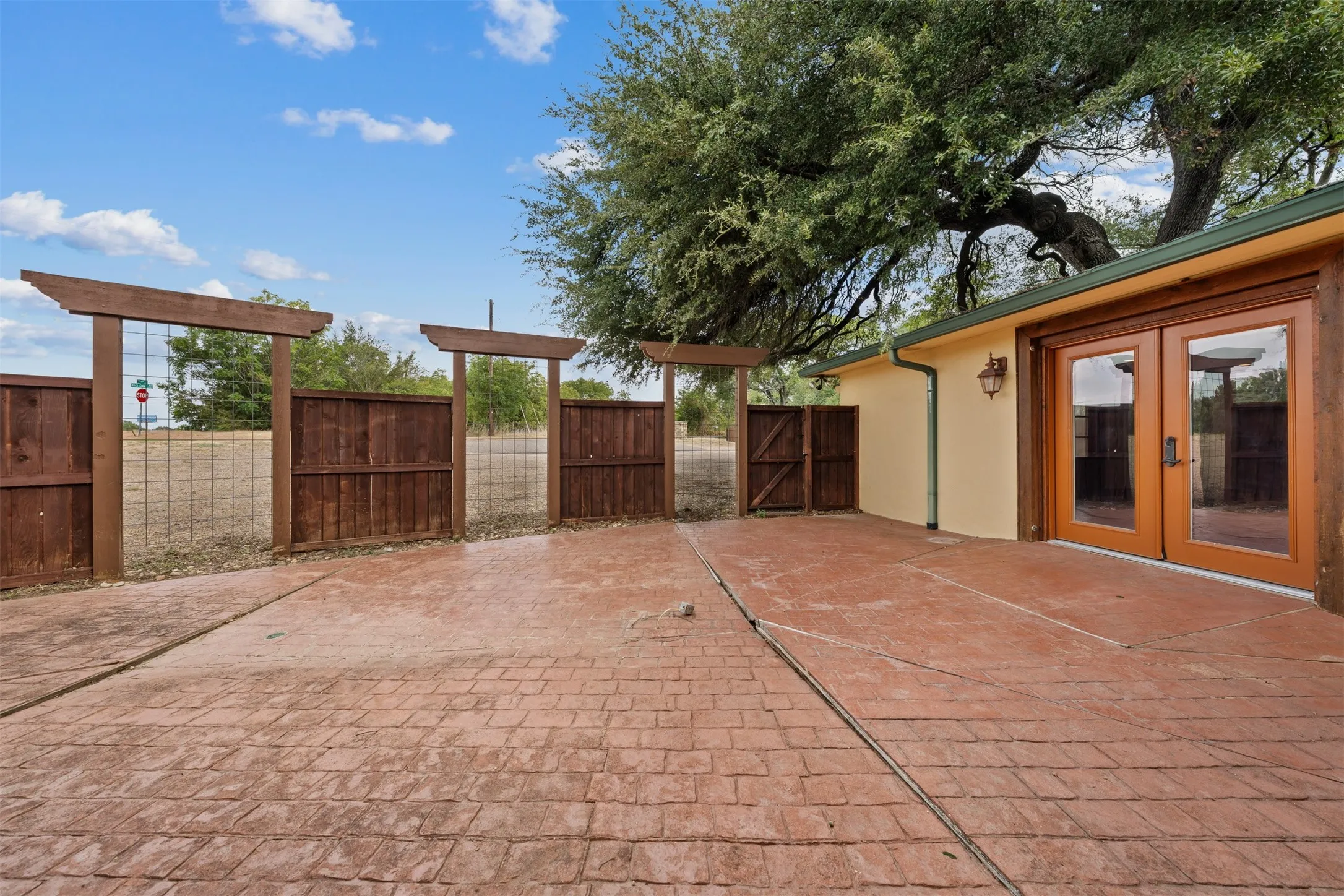 Single Family Residence For Sale in Mc Lennan County , 6401 Rock Creek Road, Waco, Texas 76708, 1 Bedroom, 2 Bathroom, Garage spaces, 3,225 Sqft, built in 1953, mls#21361610, Real Estate Agent in Waco, Homes For Sale in Mc Lennan county, Homes For Sale in Waco, Realtor in Waco Texas, Real Estate Brokerage Independent Realty Texas, Luminita Cordes Realtor