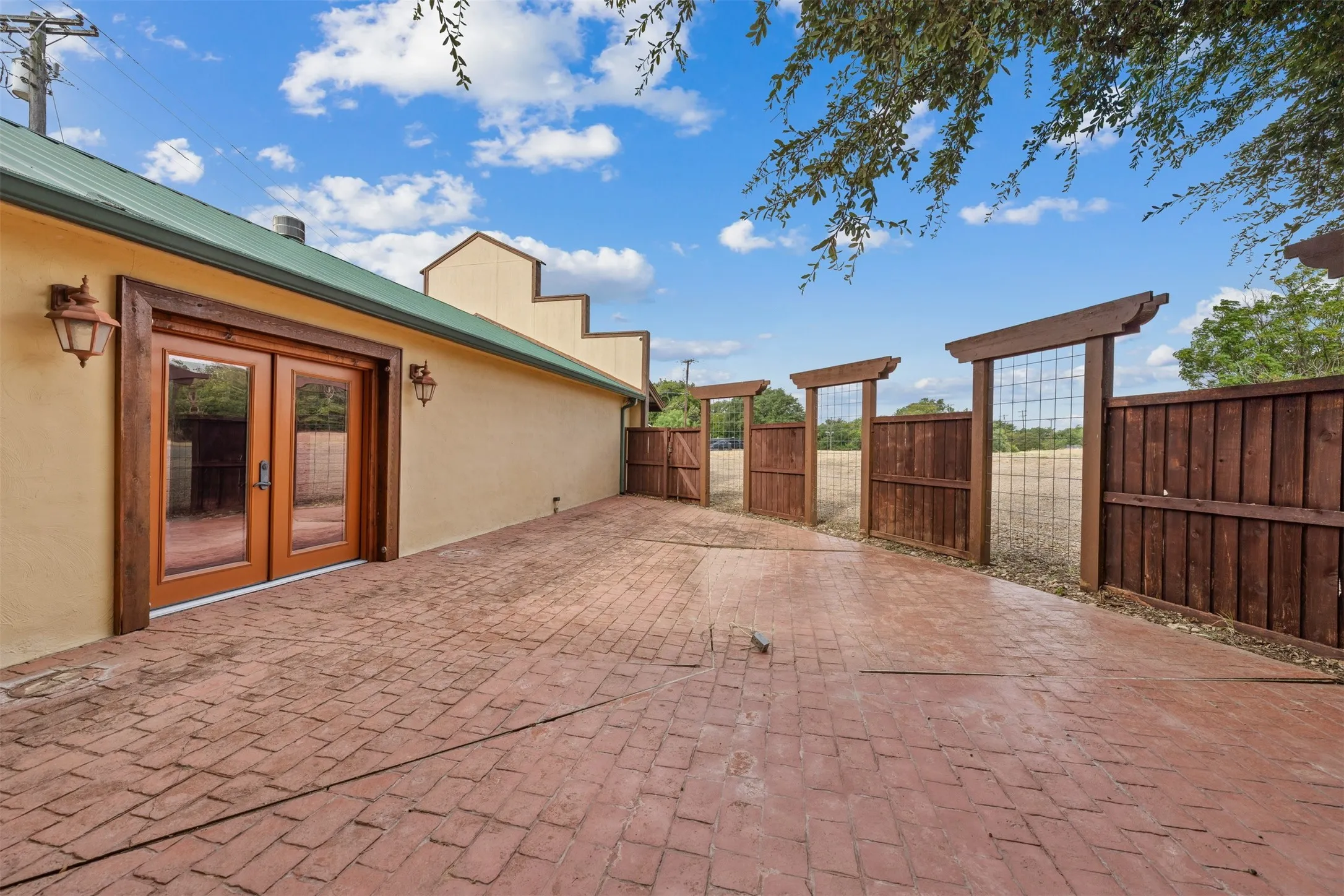 Single Family Residence For Sale in Mc Lennan County , 6401 Rock Creek Road, Waco, Texas 76708, 1 Bedroom, 2 Bathroom, Garage spaces, 3,225 Sqft, built in 1953, mls#21361610, Real Estate Agent in Waco, Homes For Sale in Mc Lennan county, Homes For Sale in Waco, Realtor in Waco Texas, Real Estate Brokerage Independent Realty Texas, Luminita Cordes Realtor