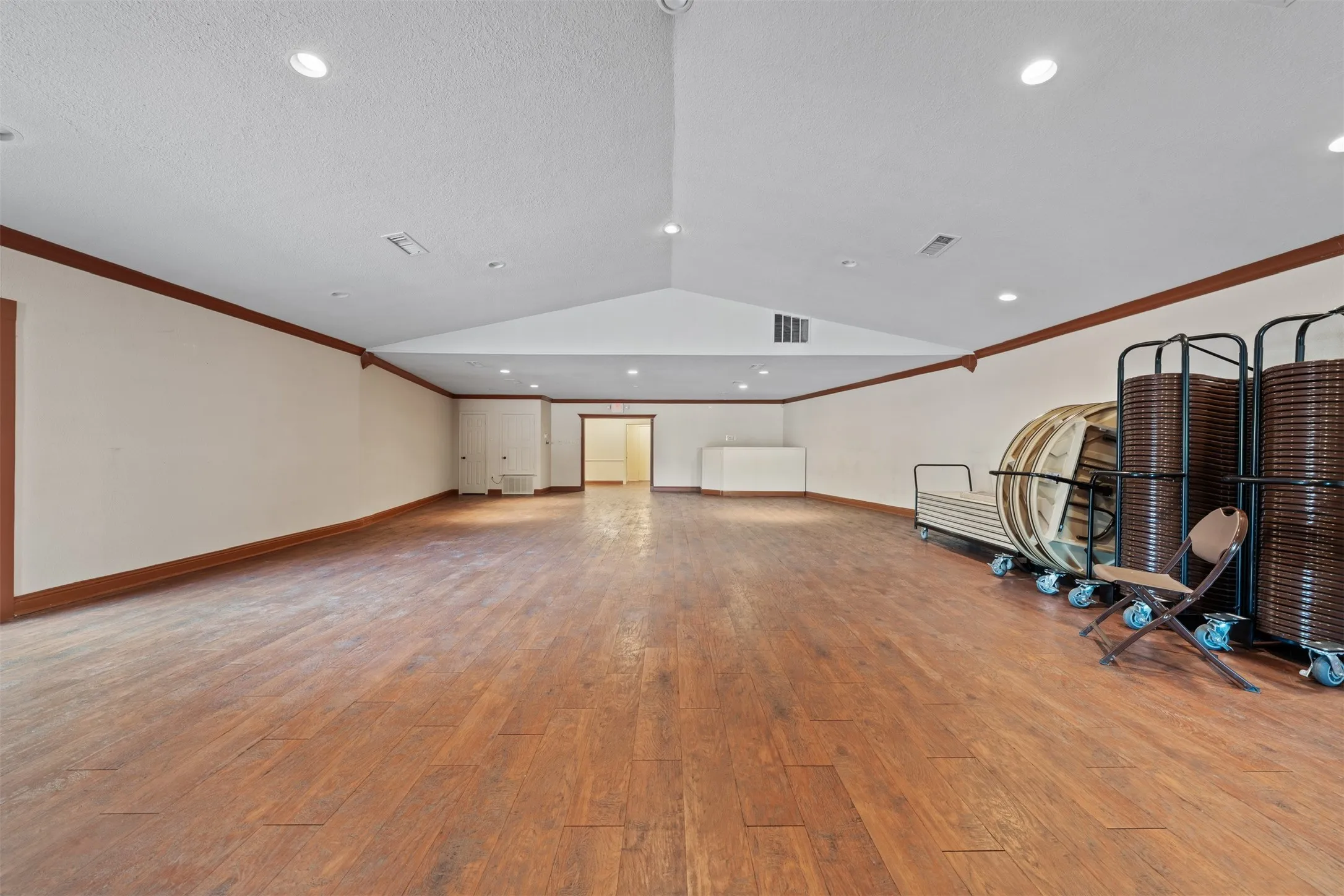 Single Family Residence For Sale in Mc Lennan County , 6401 Rock Creek Road, Waco, Texas 76708, 1 Bedroom, 2 Bathroom, Garage spaces, 3,225 Sqft, built in 1953, mls#21361610, Real Estate Agent in Waco, Homes For Sale in Mc Lennan county, Homes For Sale in Waco, Realtor in Waco Texas, Real Estate Brokerage Independent Realty Texas, Luminita Cordes Realtor