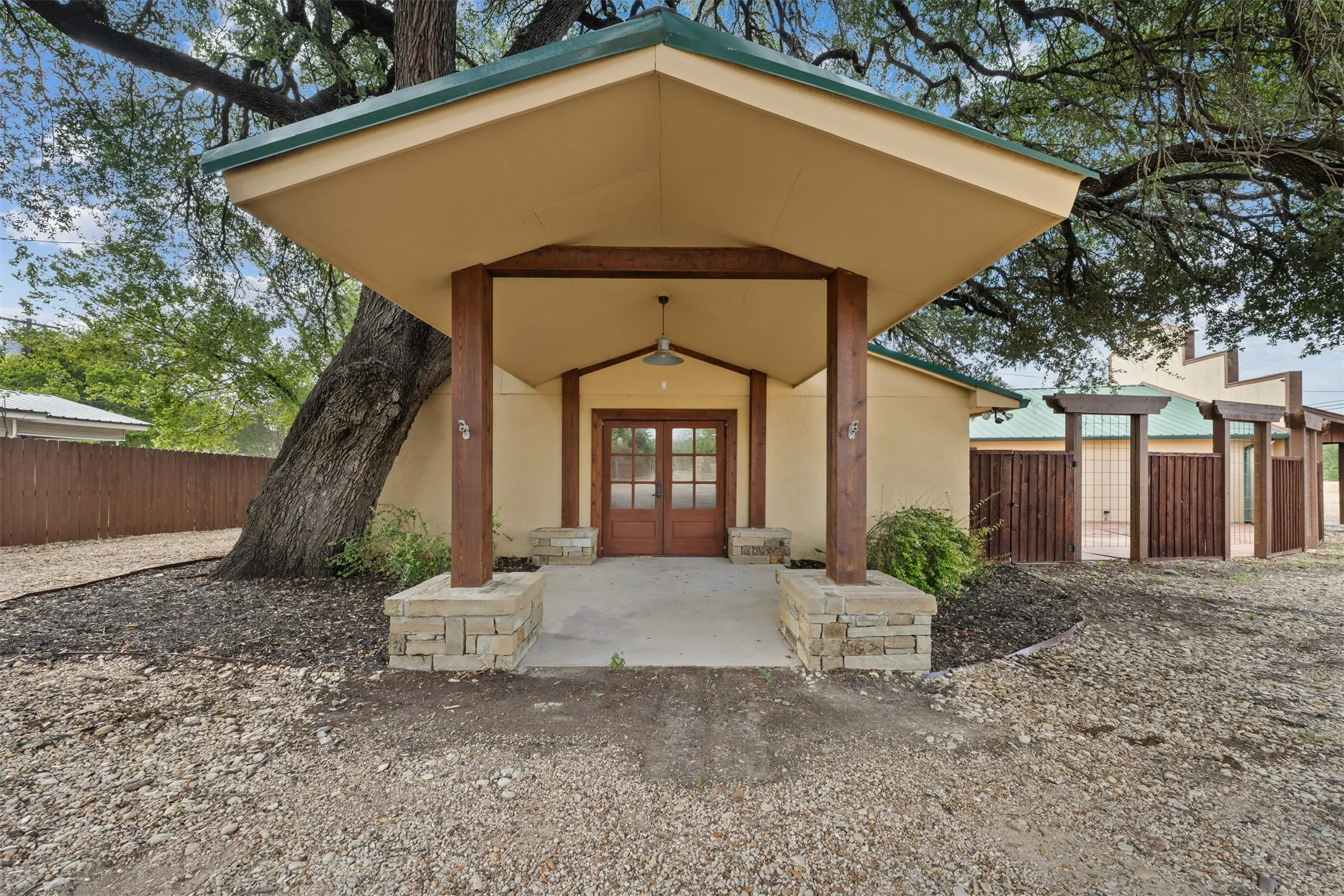 Single Family Residence For Sale in Mc Lennan County , 6401 Rock Creek Road, Waco, Texas 76708, 1 Bedroom, 2 Bathroom, Garage spaces, 3,225 Sqft, built in 1953, mls#21361610, Real Estate Agent in Waco, Homes For Sale in Mc Lennan county, Homes For Sale in Waco, Realtor in Waco Texas, Real Estate Brokerage Independent Realty Texas, Luminita Cordes Realtor