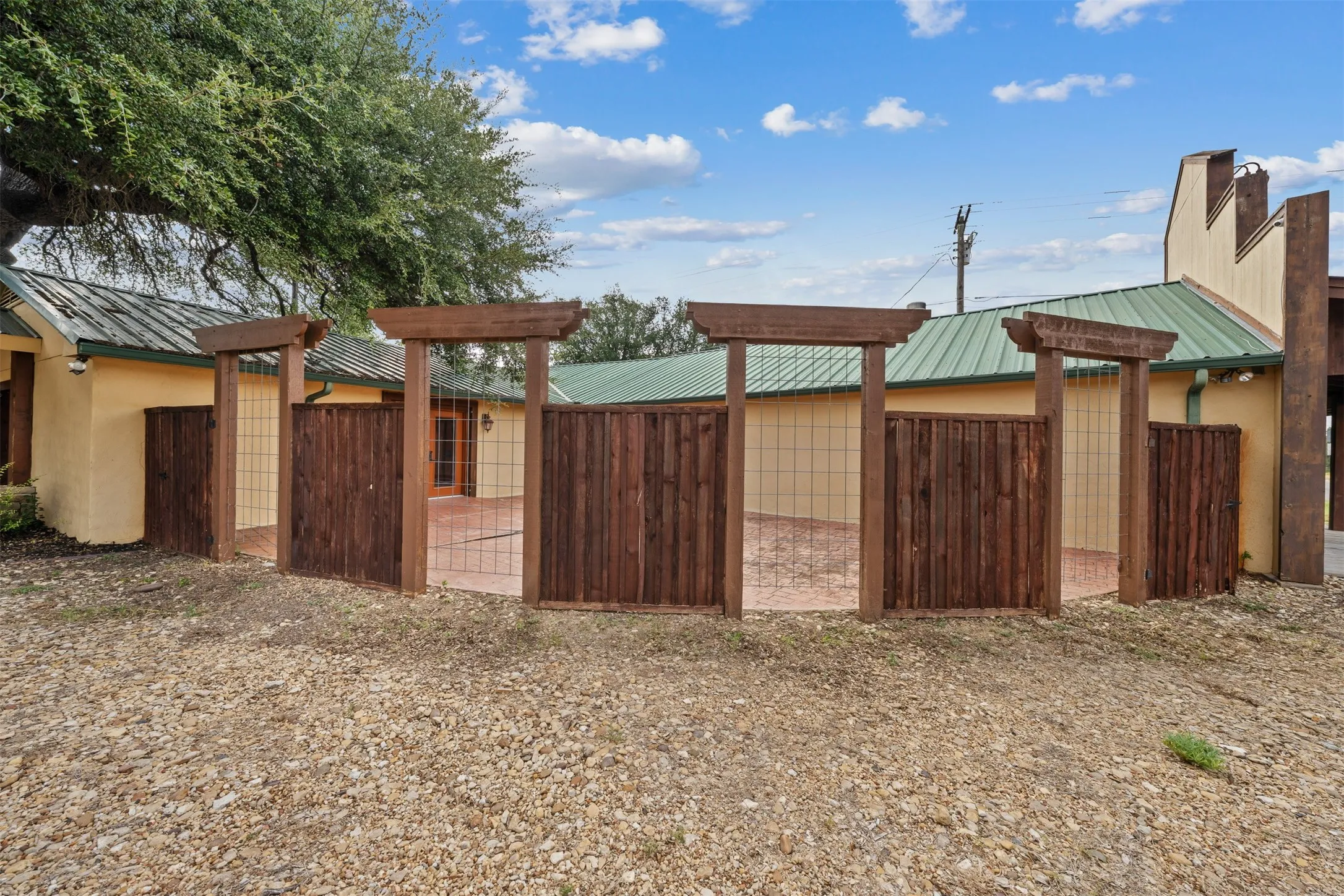 Single Family Residence For Sale in Mc Lennan County , 6401 Rock Creek Road, Waco, Texas 76708, 1 Bedroom, 2 Bathroom, Garage spaces, 3,225 Sqft, built in 1953, mls#21361610, Real Estate Agent in Waco, Homes For Sale in Mc Lennan county, Homes For Sale in Waco, Realtor in Waco Texas, Real Estate Brokerage Independent Realty Texas, Luminita Cordes Realtor