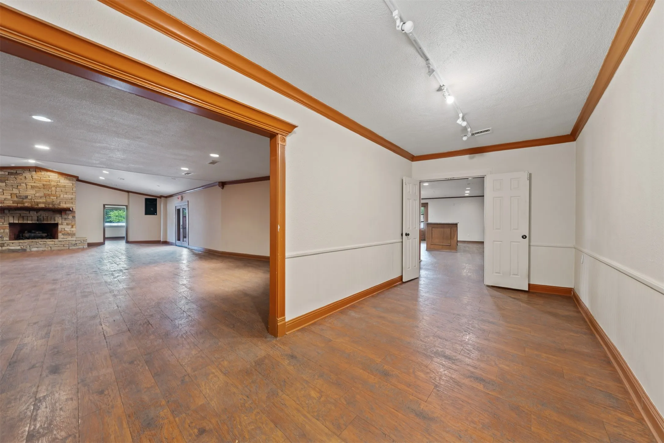 Single Family Residence For Sale in Mc Lennan County , 6401 Rock Creek Road, Waco, Texas 76708, 1 Bedroom, 2 Bathroom, Garage spaces, 3,225 Sqft, built in 1953, mls#21361610, Real Estate Agent in Waco, Homes For Sale in Mc Lennan county, Homes For Sale in Waco, Realtor in Waco Texas, Real Estate Brokerage Independent Realty Texas, Luminita Cordes Realtor