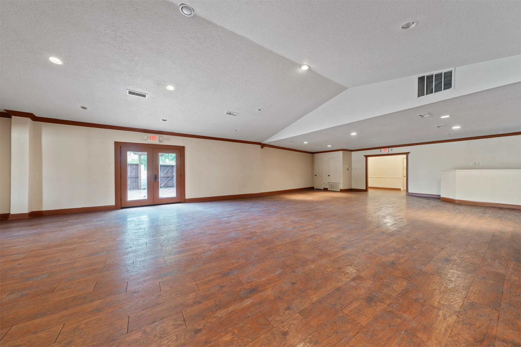 Single Family Residence For Sale in Mc Lennan County , 6401 Rock Creek Road, Waco, Texas 76708, 1 Bedroom, 2 Bathroom, Garage spaces, 3,225 Sqft, built in 1953, mls#21361610, Real Estate Agent in Waco, Homes For Sale in Mc Lennan county, Homes For Sale in Waco, Realtor in Waco Texas, Real Estate Brokerage Independent Realty Texas, Luminita Cordes Realtor