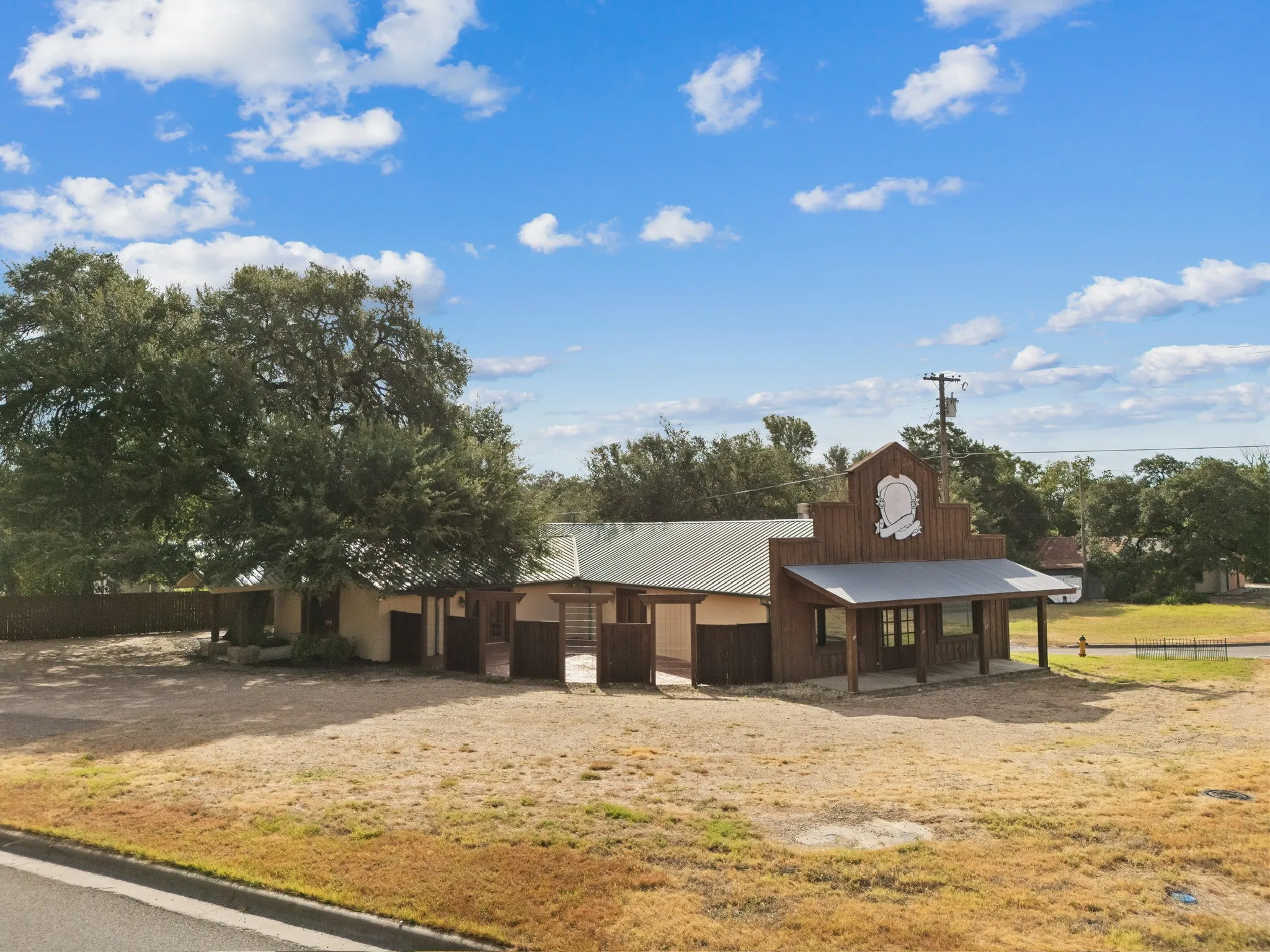 Single Family Residence For Sale in Mc Lennan County , 6401 Rock Creek Road, Waco, Texas 76708, 1 Bedroom, 2 Bathroom, Garage spaces, 3,225 Sqft, built in 1953, mls#21361610, Real Estate Agent in Waco, Homes For Sale in Mc Lennan county, Homes For Sale in Waco, Realtor in Waco Texas, Real Estate Brokerage Independent Realty Texas, Luminita Cordes Realtor