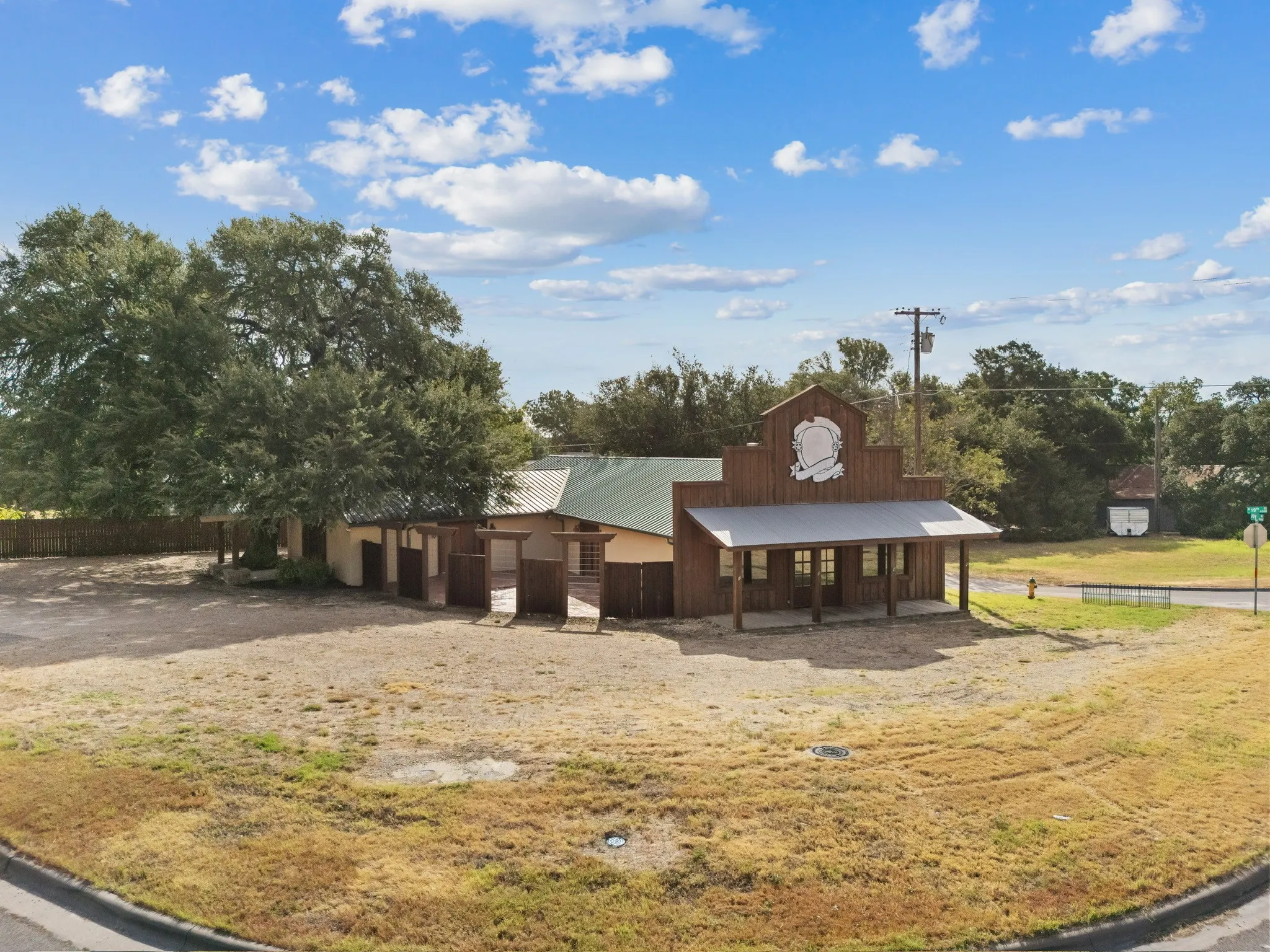 Single Family Residence For Sale in Mc Lennan County , 6401 Rock Creek Road, Waco, Texas 76708, 1 Bedroom, 2 Bathroom, Garage spaces, 3,225 Sqft, built in 1953, mls#21361610, Real Estate Agent in Waco, Homes For Sale in Mc Lennan county, Homes For Sale in Waco, Realtor in Waco Texas, Real Estate Brokerage Independent Realty Texas, Luminita Cordes Realtor