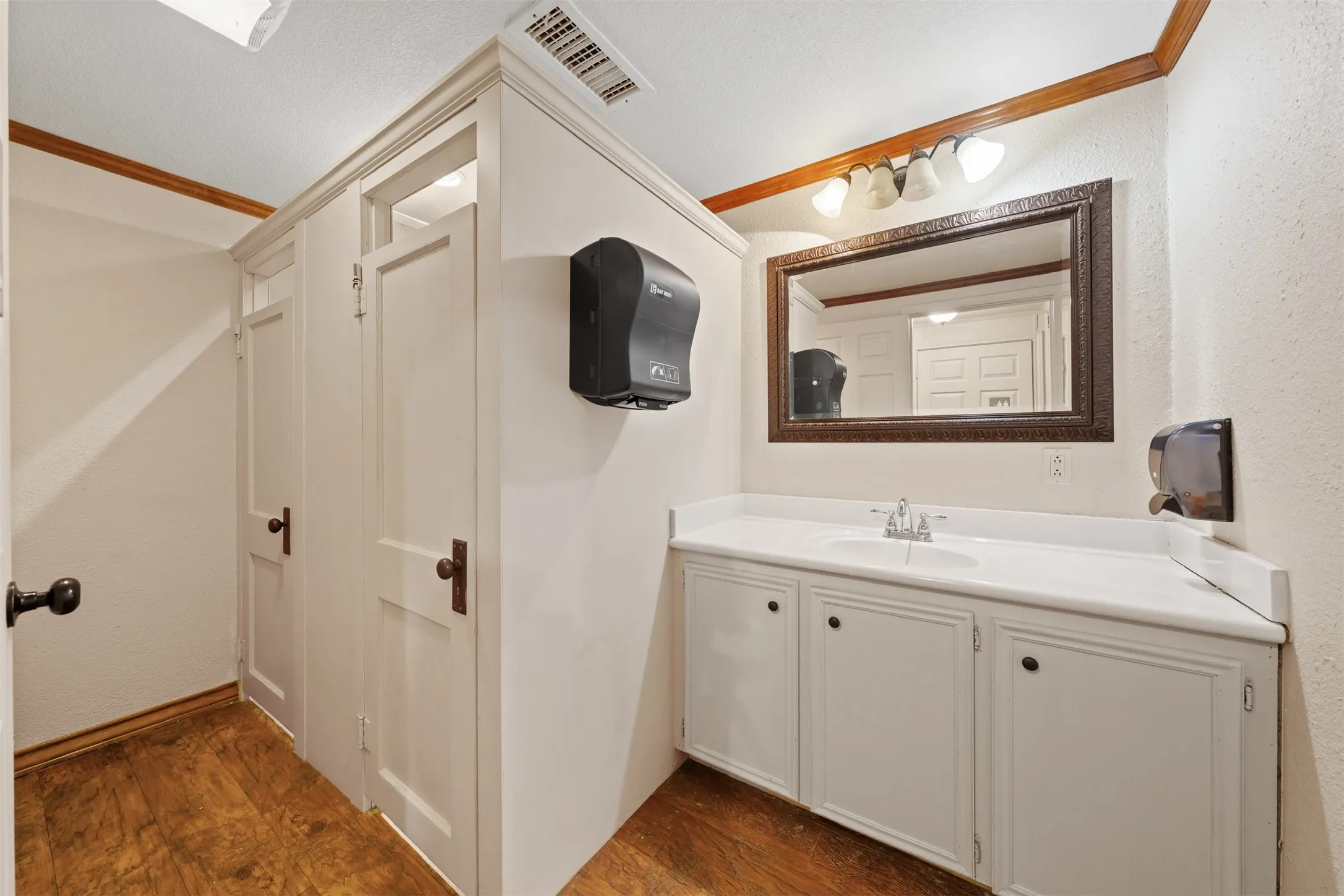 Single Family Residence For Sale in Mc Lennan County , 6401 Rock Creek Road, Waco, Texas 76708, 1 Bedroom, 2 Bathroom, Garage spaces, 3,225 Sqft, built in 1953, mls#21361610, Real Estate Agent in Waco, Homes For Sale in Mc Lennan county, Homes For Sale in Waco, Realtor in Waco Texas, Real Estate Brokerage Independent Realty Texas, Luminita Cordes Realtor