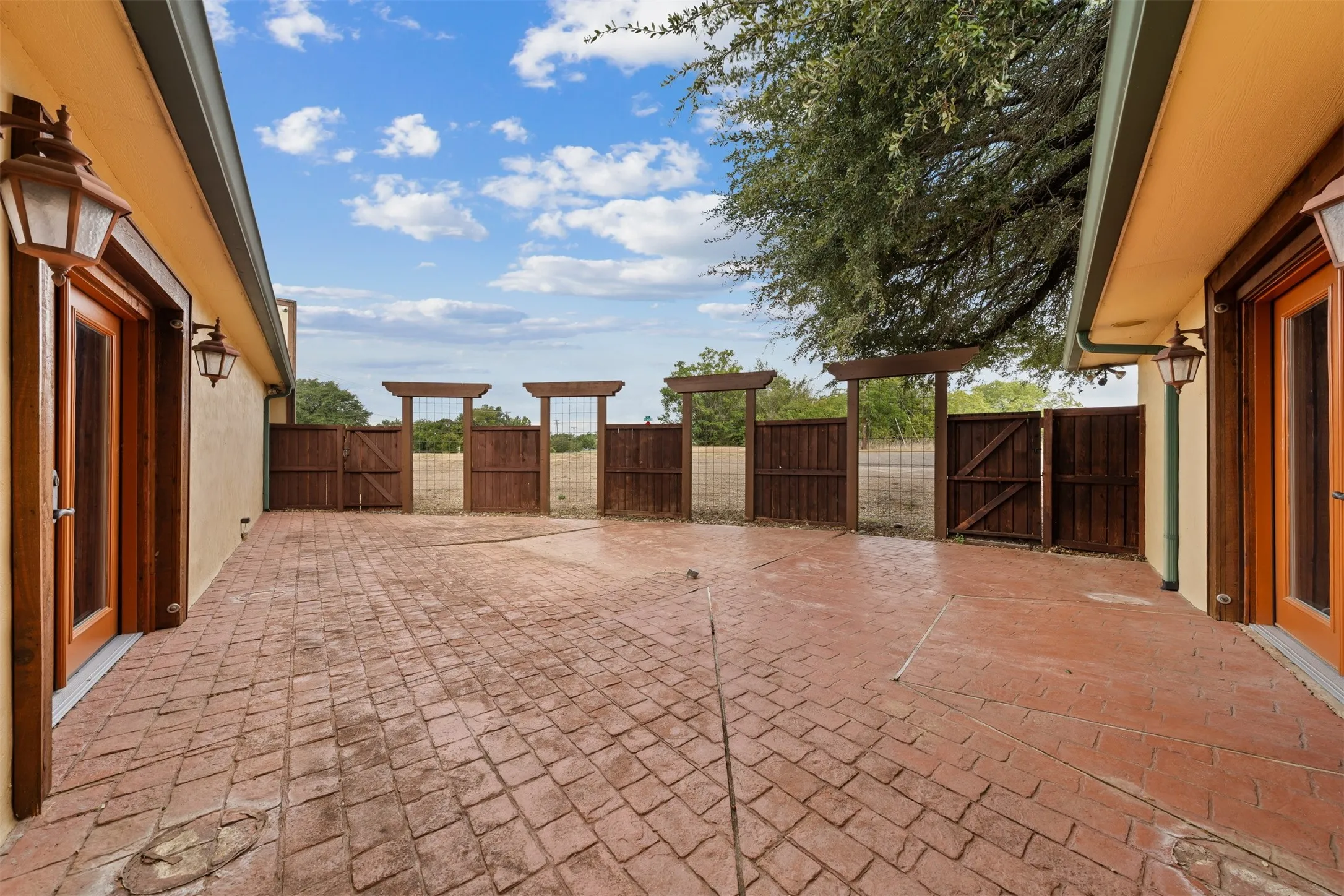 Single Family Residence For Sale in Mc Lennan County , 6401 Rock Creek Road, Waco, Texas 76708, 1 Bedroom, 2 Bathroom, Garage spaces, 3,225 Sqft, built in 1953, mls#21361610, Real Estate Agent in Waco, Homes For Sale in Mc Lennan county, Homes For Sale in Waco, Realtor in Waco Texas, Real Estate Brokerage Independent Realty Texas, Luminita Cordes Realtor