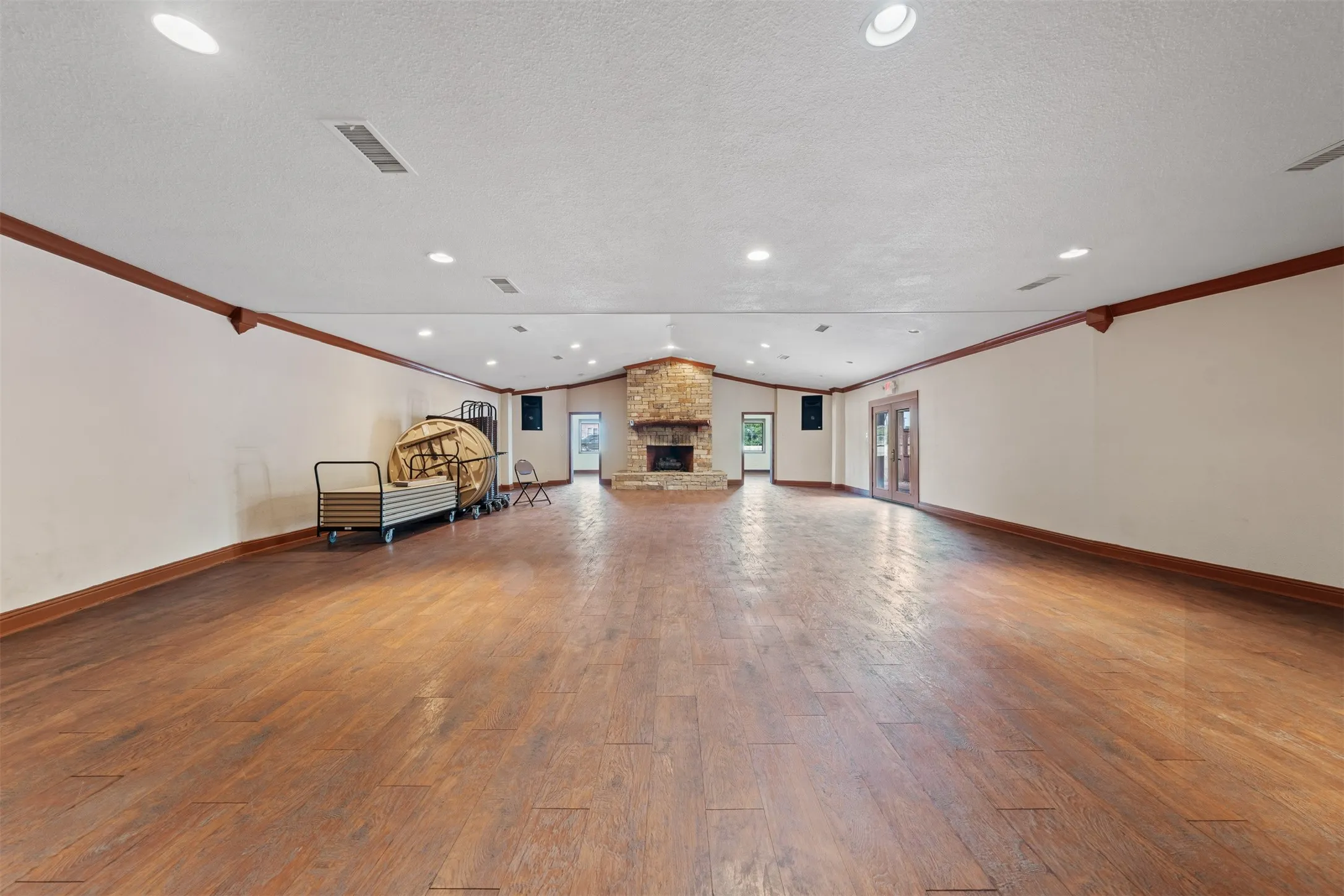 Single Family Residence For Sale in Mc Lennan County , 6401 Rock Creek Road, Waco, Texas 76708, 1 Bedroom, 2 Bathroom, Garage spaces, 3,225 Sqft, built in 1953, mls#21361610, Real Estate Agent in Waco, Homes For Sale in Mc Lennan county, Homes For Sale in Waco, Realtor in Waco Texas, Real Estate Brokerage Independent Realty Texas, Luminita Cordes Realtor