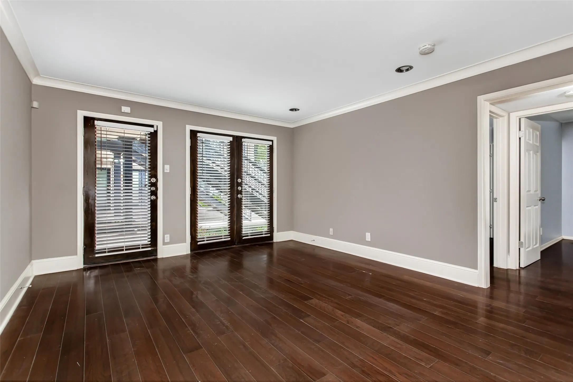 Condominium For Rent in Dallas County , 10205 Regal Oaks Drive 123, Dallas, Texas 75230, 2 Bedroom, 2 Bathroom, Garage spaces, 975 Sqft, built in 1963, mls#21362356, Real Estate Agent in Dallas, Homes For Rent in Dallas county, Homes For Rent in Dallas, Realtor in Dallas Texas, Real Estate Brokerage Independent Realty Texas, Luminita Cordes Realtor