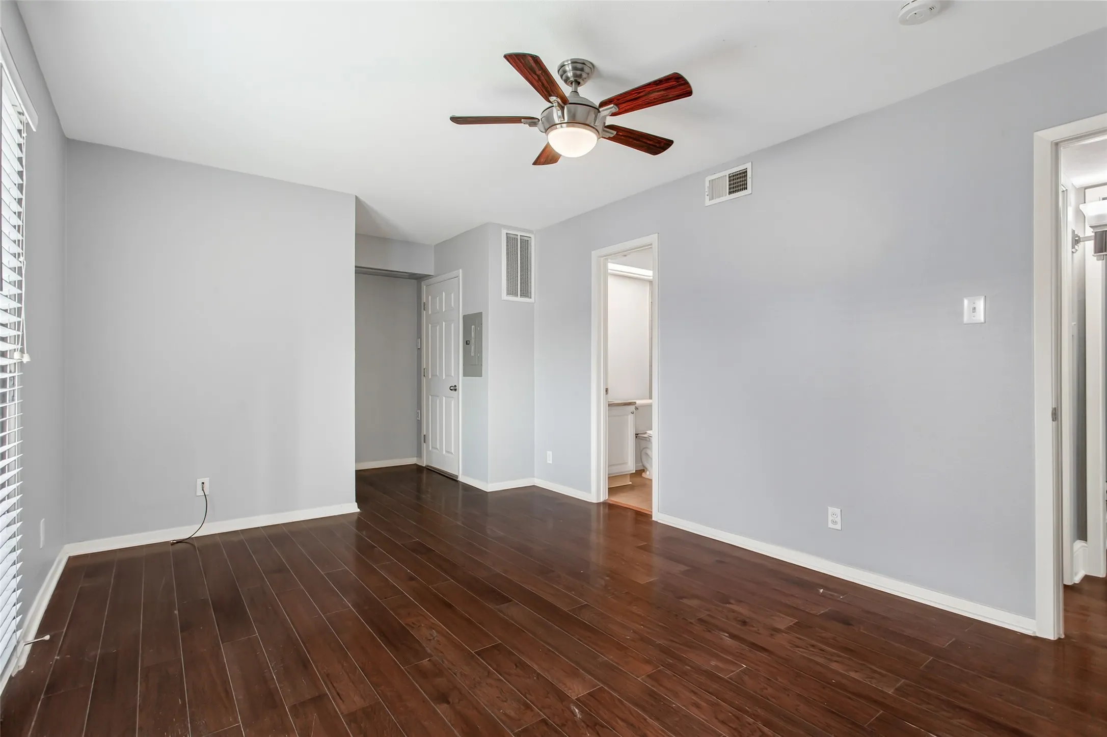 Condominium For Rent in Dallas County , 10205 Regal Oaks Drive 123, Dallas, Texas 75230, 2 Bedroom, 2 Bathroom, Garage spaces, 975 Sqft, built in 1963, mls#21362356, Real Estate Agent in Dallas, Homes For Rent in Dallas county, Homes For Rent in Dallas, Realtor in Dallas Texas, Real Estate Brokerage Independent Realty Texas, Luminita Cordes Realtor