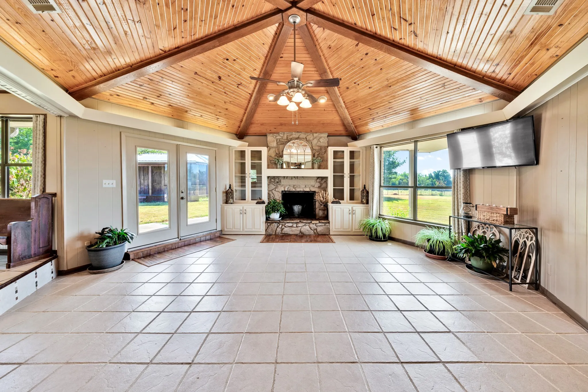 Single Family Residence For Sale in Hopkins County , 8727 S Fm 69, Como, Texas 75431, 3 Bedroom, 3 Bathroom, 2 Garage spaces, 2,040 Sqft, built in 1978, mls#21344013, Real Estate Agent in Como, Homes For Sale in Hopkins county, Homes For Sale in Como, Realtor in Como Texas, Real Estate Brokerage Independent Realty Texas, Luminita Cordes Realtor