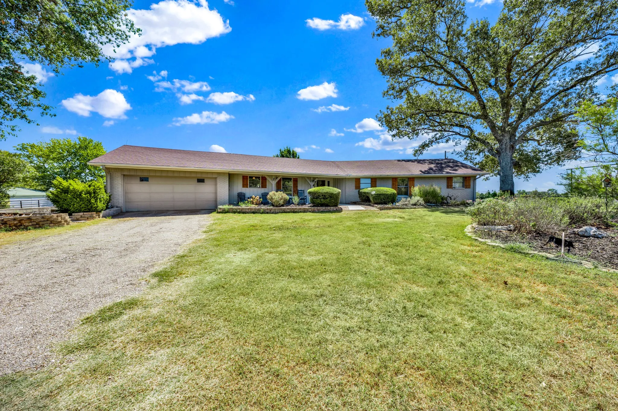 Single Family Residence For Sale in Hopkins County , 8727 S Fm 69, Como, Texas 75431, 3 Bedroom, 3 Bathroom, 2 Garage spaces, 2,040 Sqft, built in 1978, mls#21344013, Real Estate Agent in Como, Homes For Sale in Hopkins county, Homes For Sale in Como, Realtor in Como Texas, Real Estate Brokerage Independent Realty Texas, Luminita Cordes Realtor