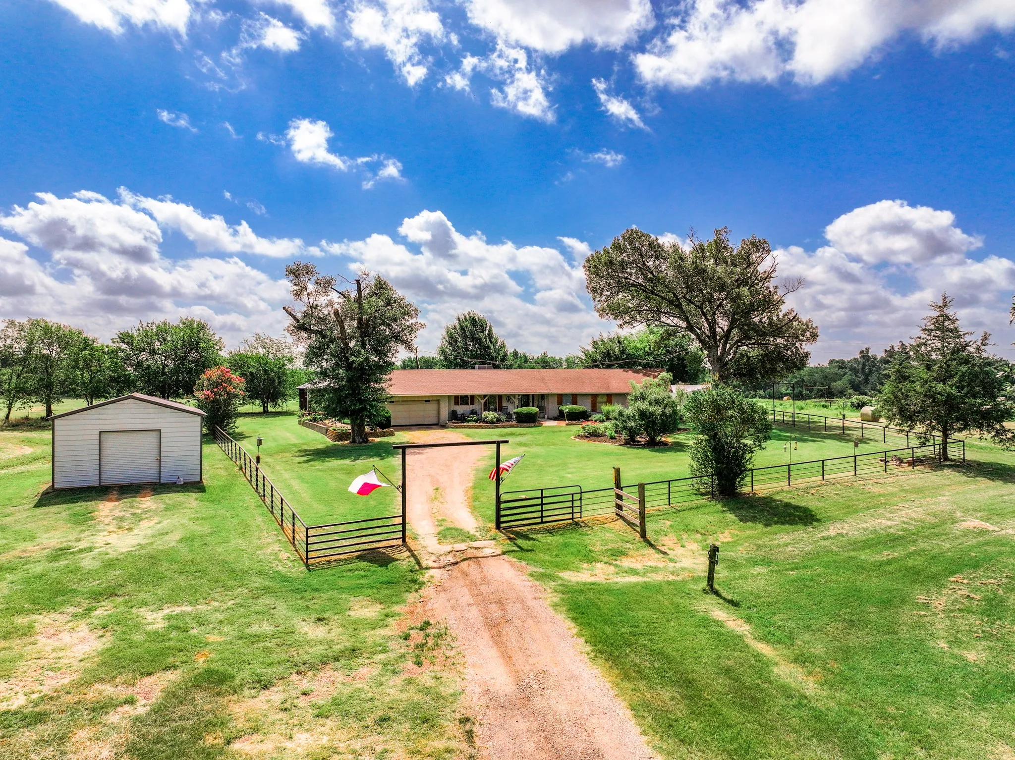 Single Family Residence For Sale in Hopkins County , 8727 S Fm 69, Como, Texas 75431, 3 Bedroom, 3 Bathroom, 2 Garage spaces, 2,040 Sqft, built in 1978, mls#21344013, Real Estate Agent in Como, Homes For Sale in Hopkins county, Homes For Sale in Como, Realtor in Como Texas, Real Estate Brokerage Independent Realty Texas, Luminita Cordes Realtor