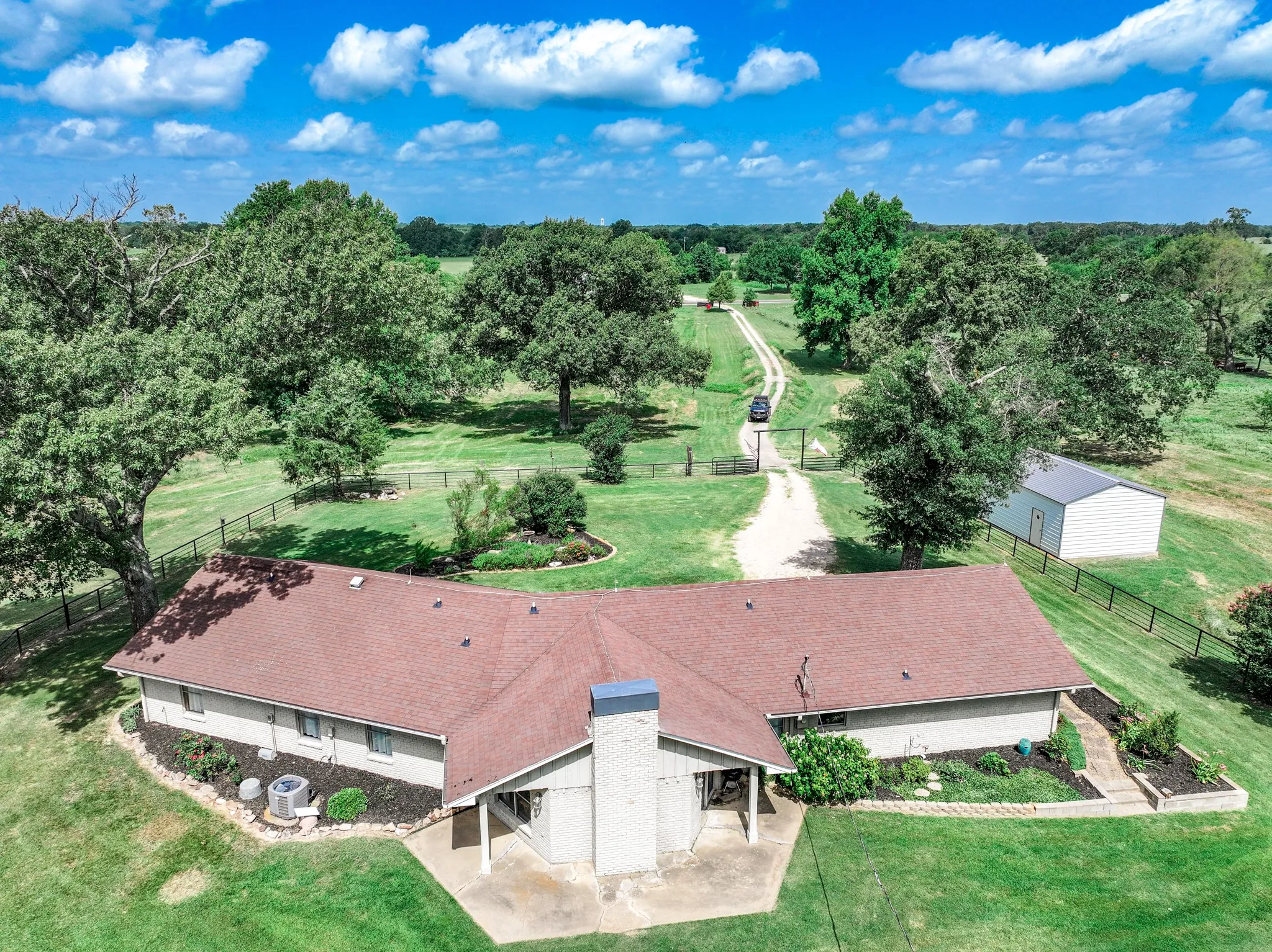 Single Family Residence For Sale in Hopkins County , 8727 S Fm 69, Como, Texas 75431, 3 Bedroom, 3 Bathroom, 2 Garage spaces, 2,040 Sqft, built in 1978, mls#21344013, Real Estate Agent in Como, Homes For Sale in Hopkins county, Homes For Sale in Como, Realtor in Como Texas, Real Estate Brokerage Independent Realty Texas, Luminita Cordes Realtor